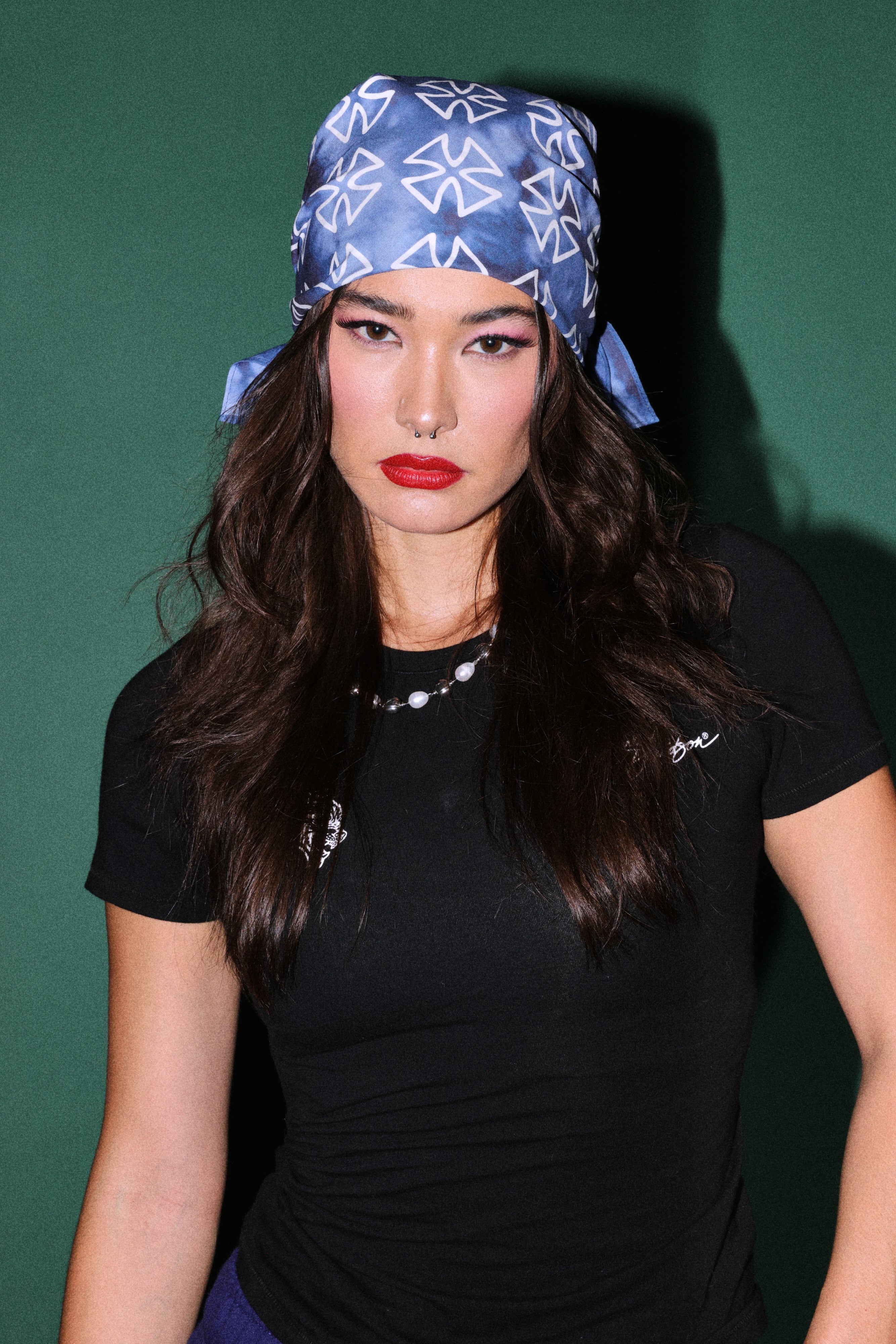 Wolf Iron Cross Bandana in Darc Blue Ghost Clouds — imagem 2