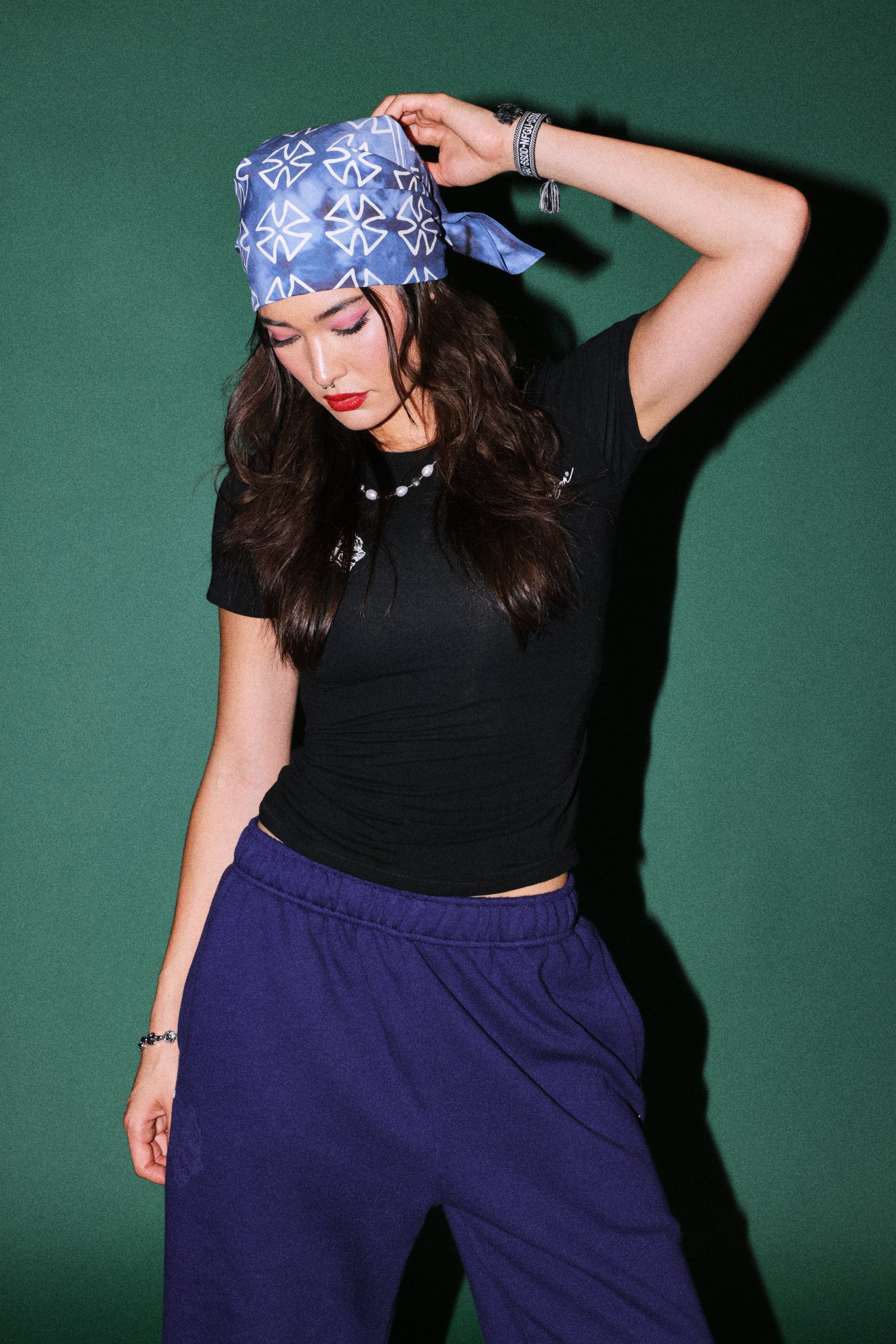 Wolf Iron Cross Bandana in Darc Blue Ghost Clouds — imagem 3