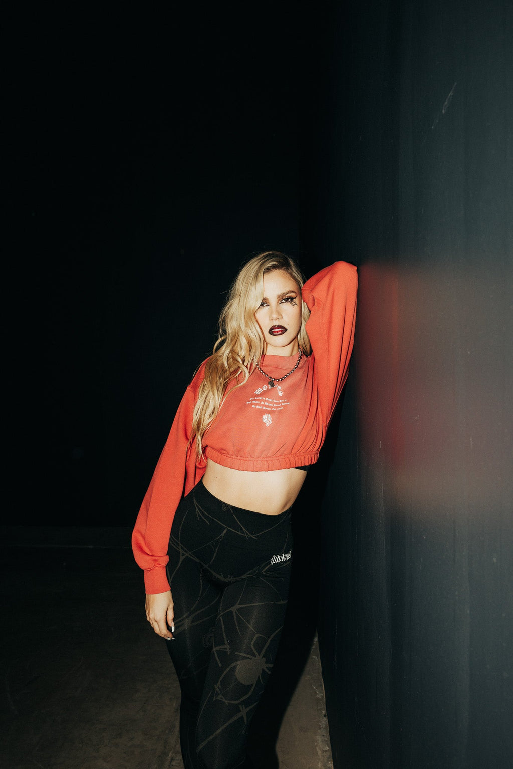 Her Darcness "Gwen" (Cropped) Crewneck in Roman Red Tonal Sun Fade — imagem 1