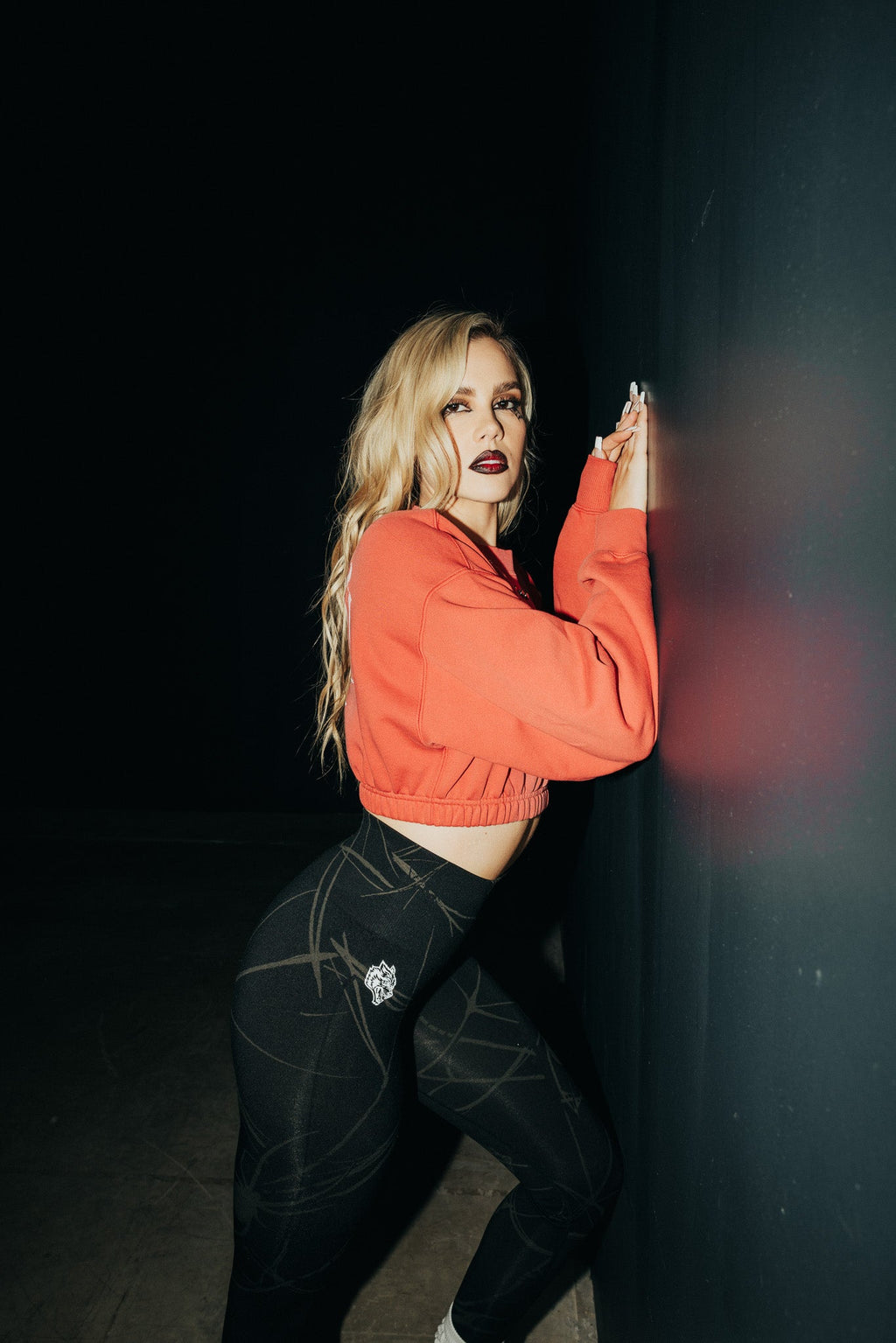 Her Darcness "Gwen" (Cropped) Crewneck in Roman Red Tonal Sun Fade — imagem 5