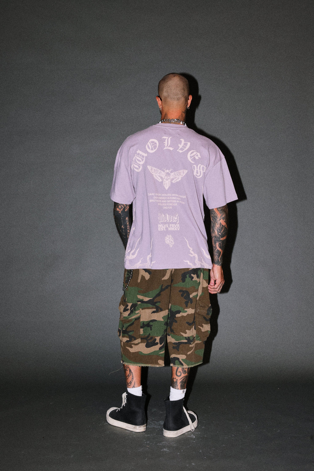 Wolves Never Back Down V2 Premium Oversized Tee in Purple Smoke — imagem 6