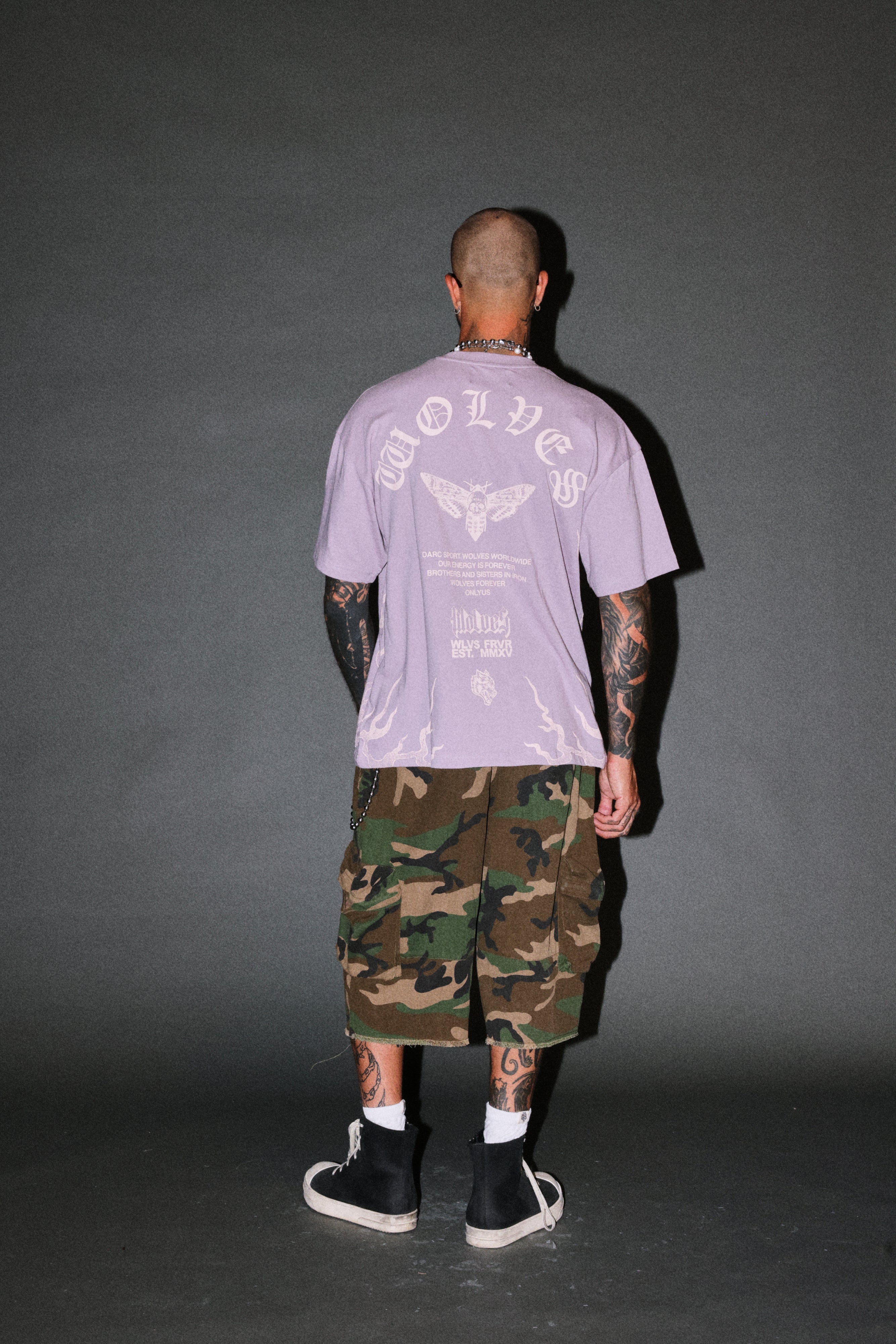 Wolves Never Back Down V2 Premium Oversized Tee in Purple Smoke — imagem 6