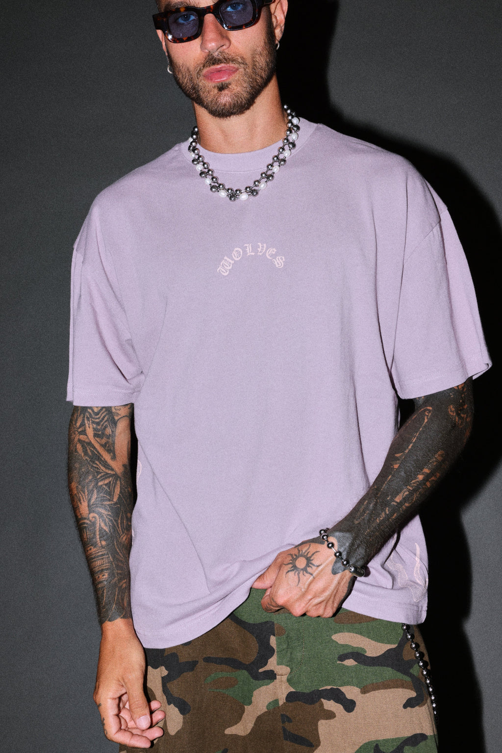 Wolves Never Back Down V2 Premium Oversized Tee in Purple Smoke — imagem 7