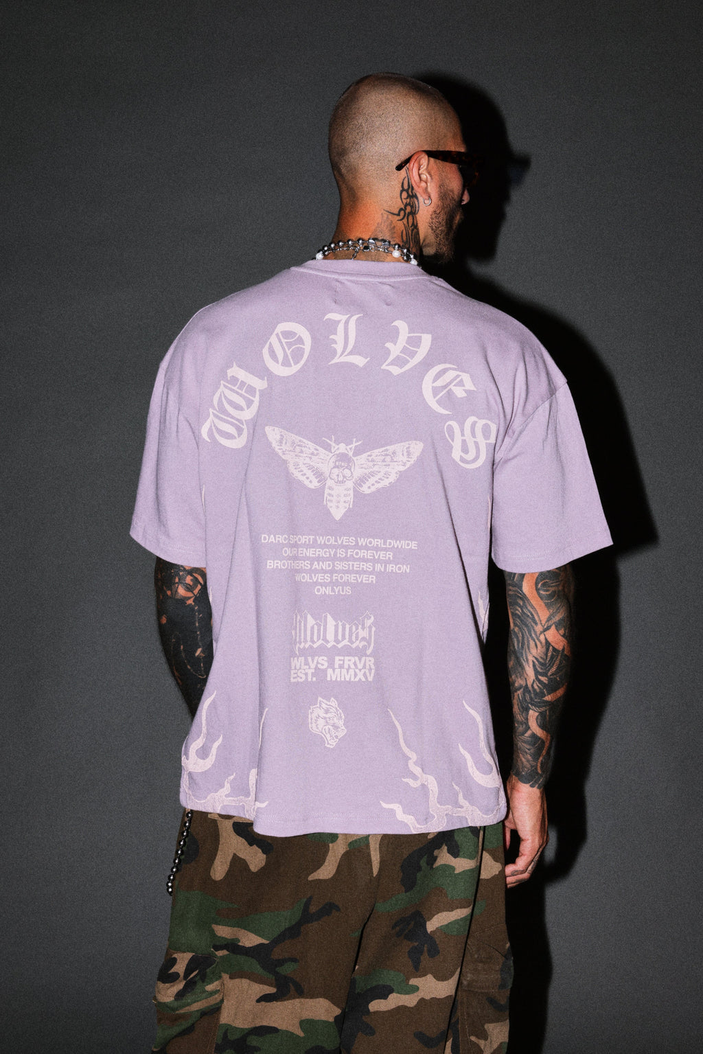 Wolves Never Back Down V2 Premium Oversized Tee in Purple Smoke — imagem 4