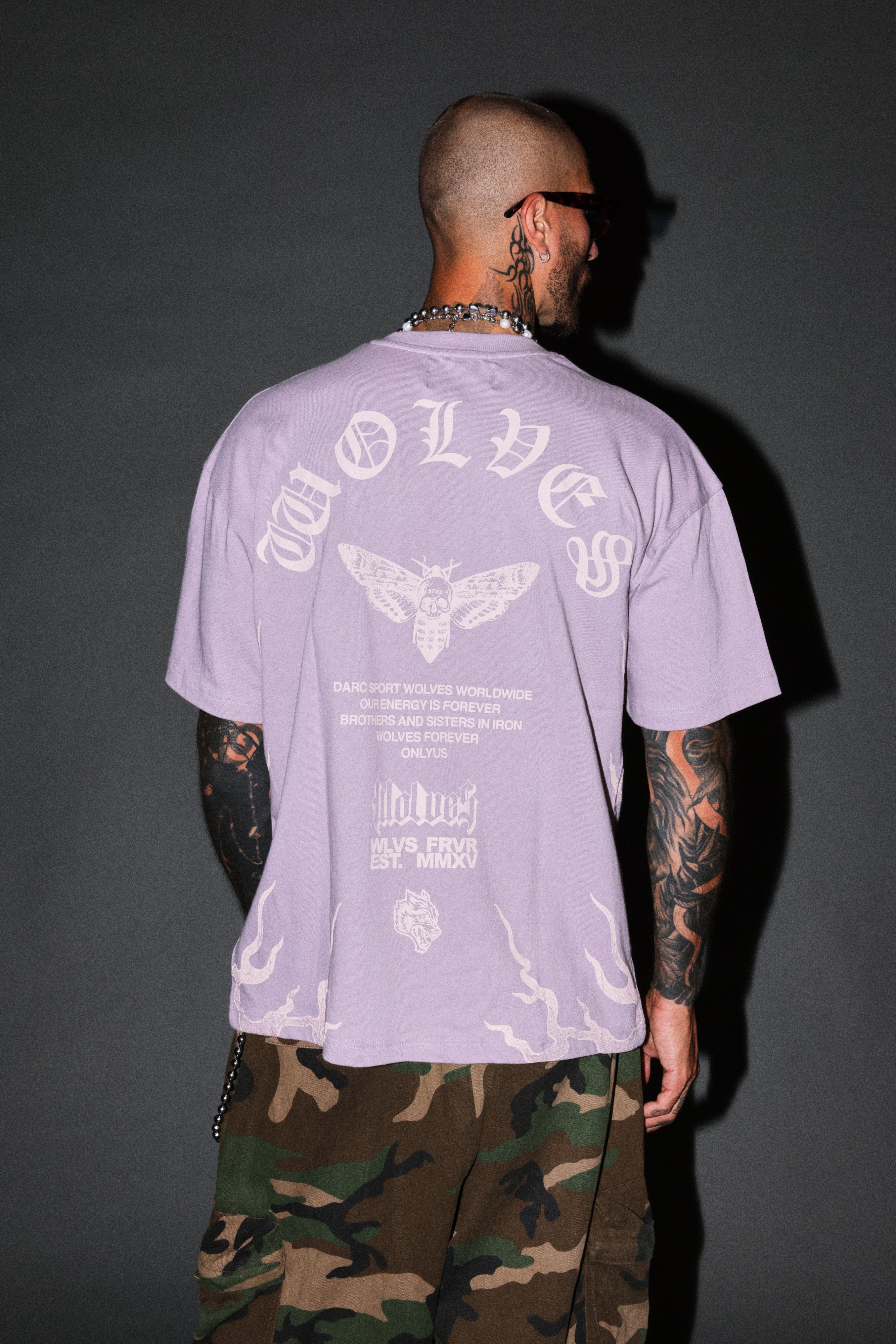 Wolves Never Back Down V2 Premium Oversized Tee in Purple Smoke — imagem 4