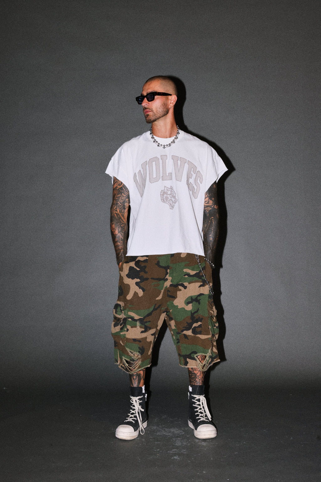 Loyalty Frvr Grunge Cut-Off Tee in Cream — imagem 4