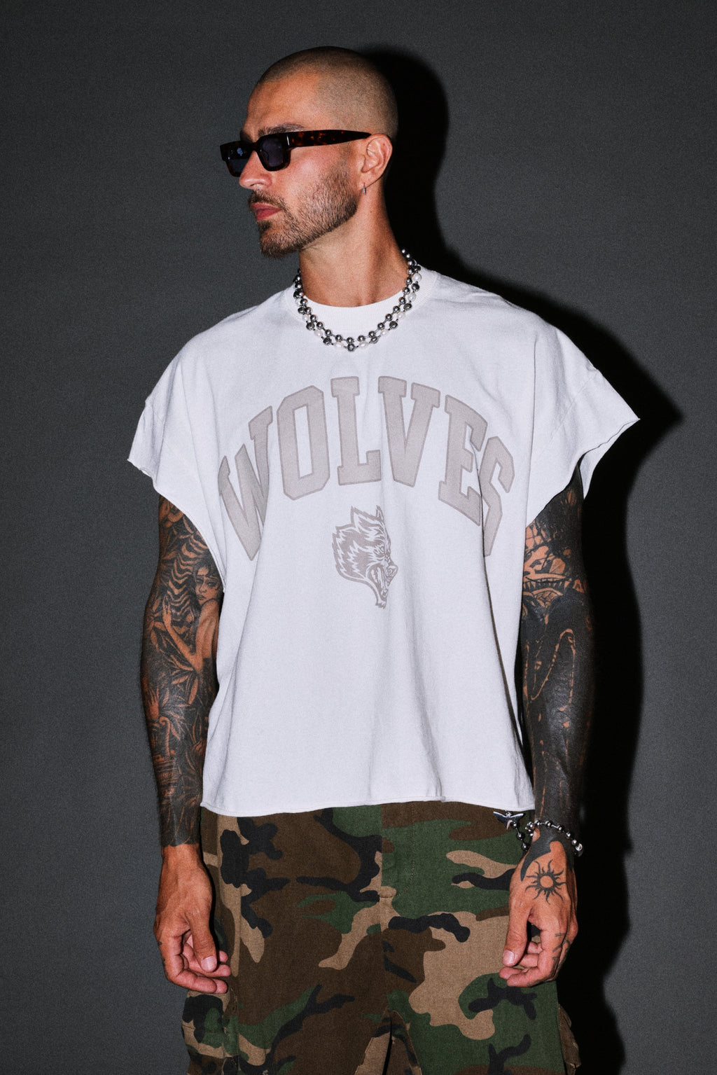 Loyalty Frvr Grunge Cut-Off Tee in Cream — imagem 2