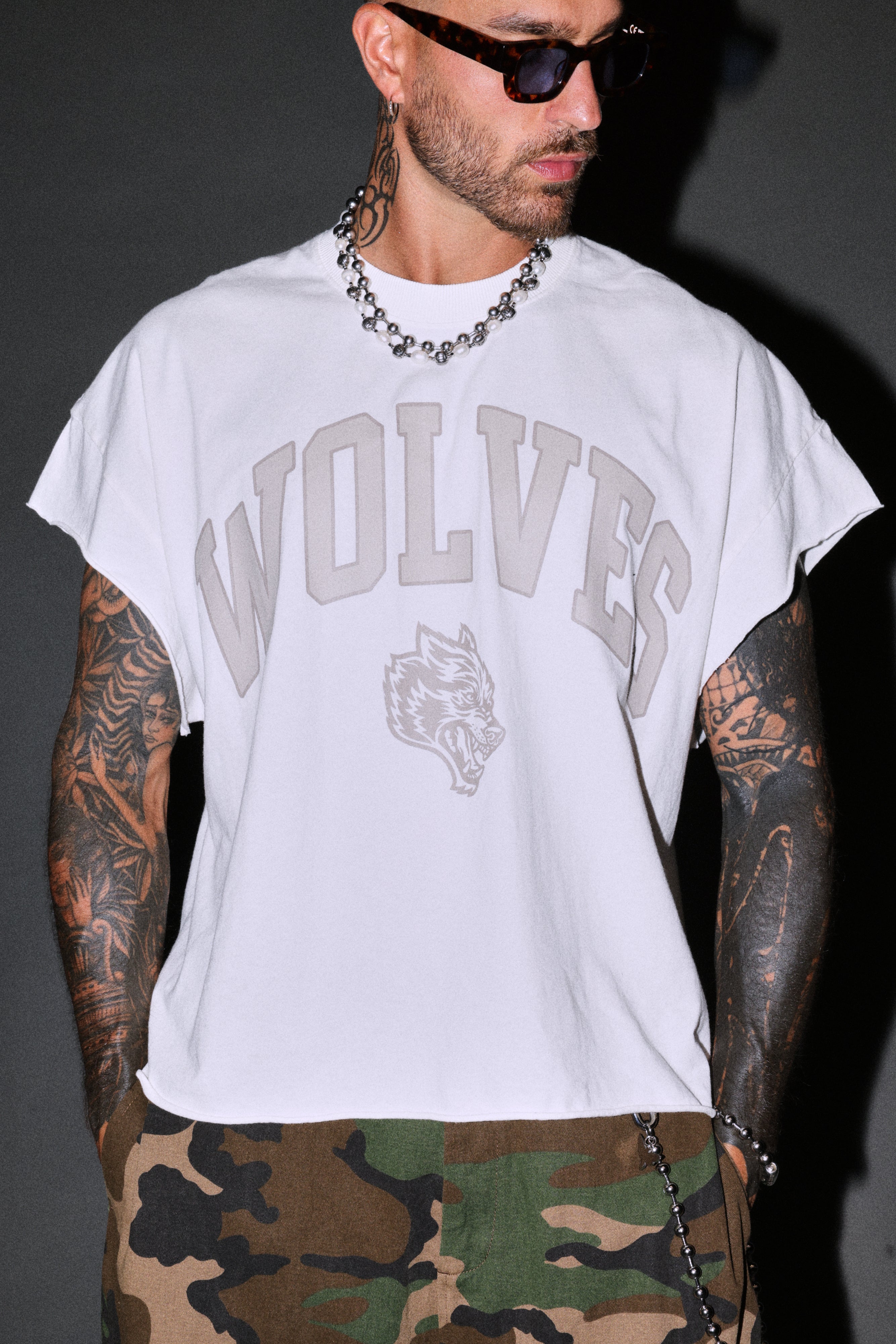 Loyalty Frvr Grunge Cut-Off Tee in Cream — imagem 5