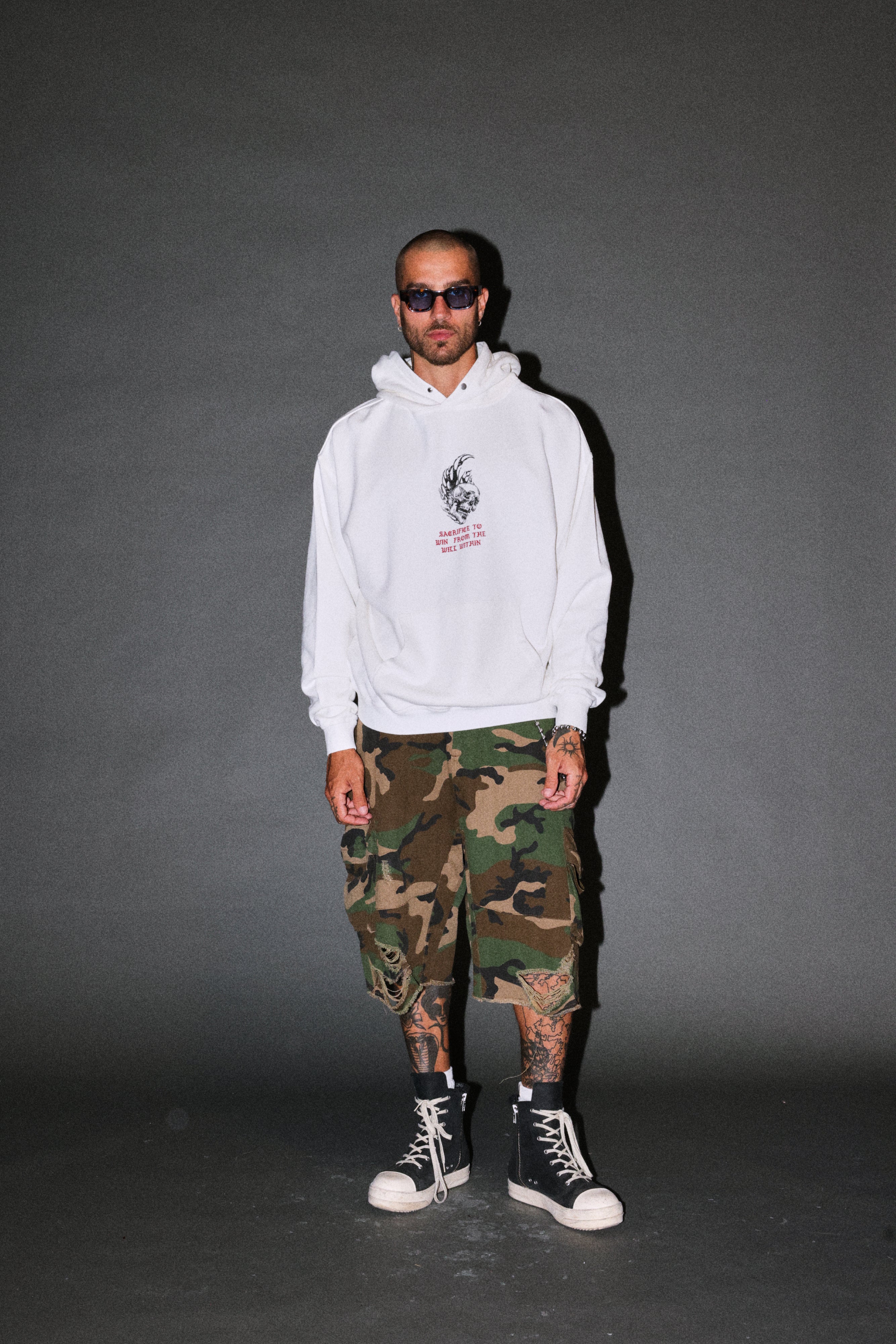 Flame Skull Pierce Hoodie in Cream — imagem 5