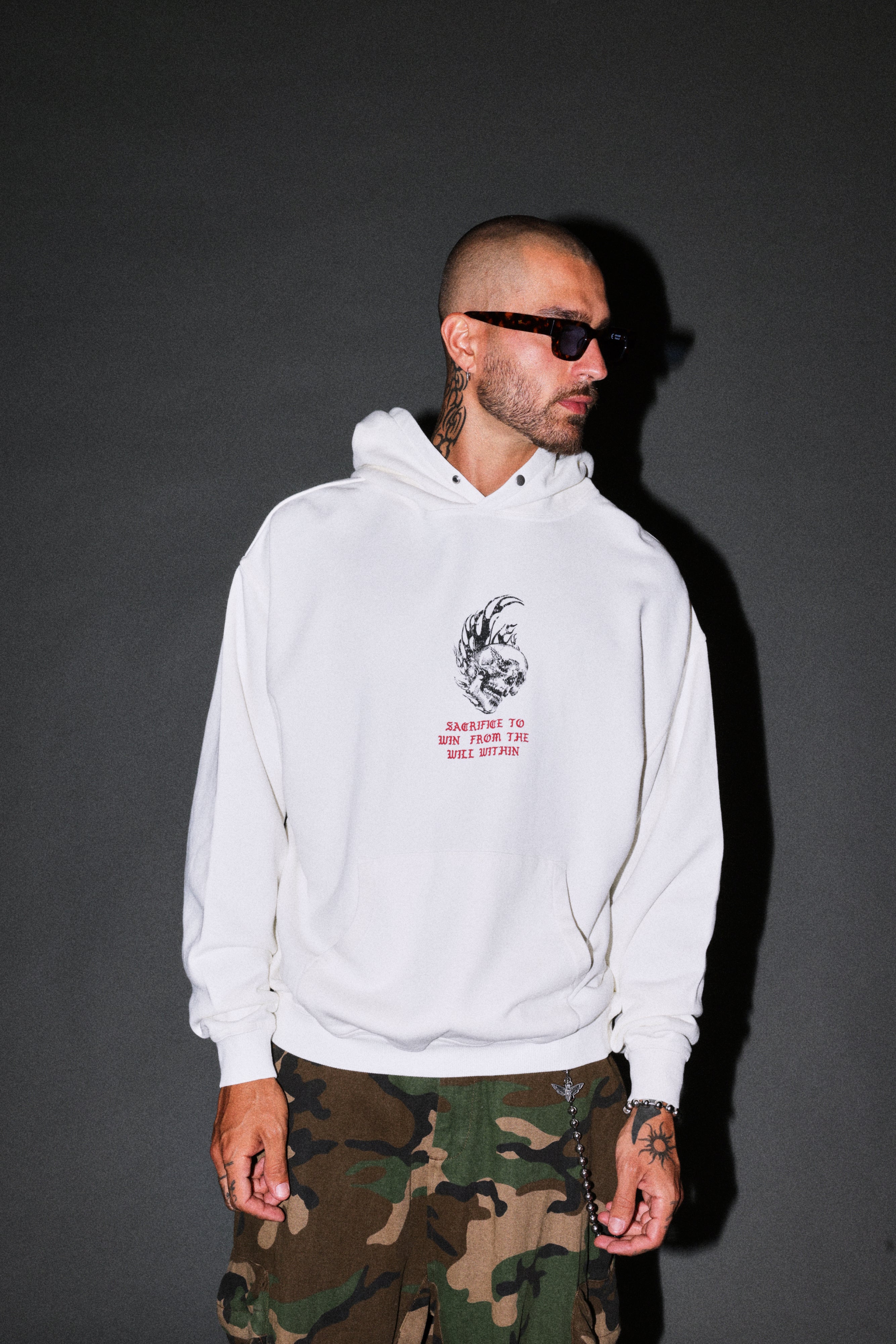 Flame Skull Pierce Hoodie in Cream — imagem 2