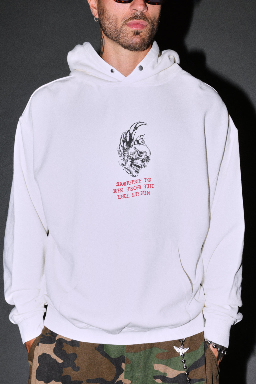 Flame Skull Pierce Hoodie in Cream — imagem 7