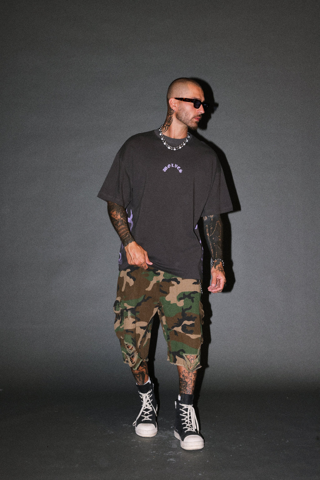 Wolves Never Back Down V2 Premium Oversized Tee in Wolf Gray — imagem 5