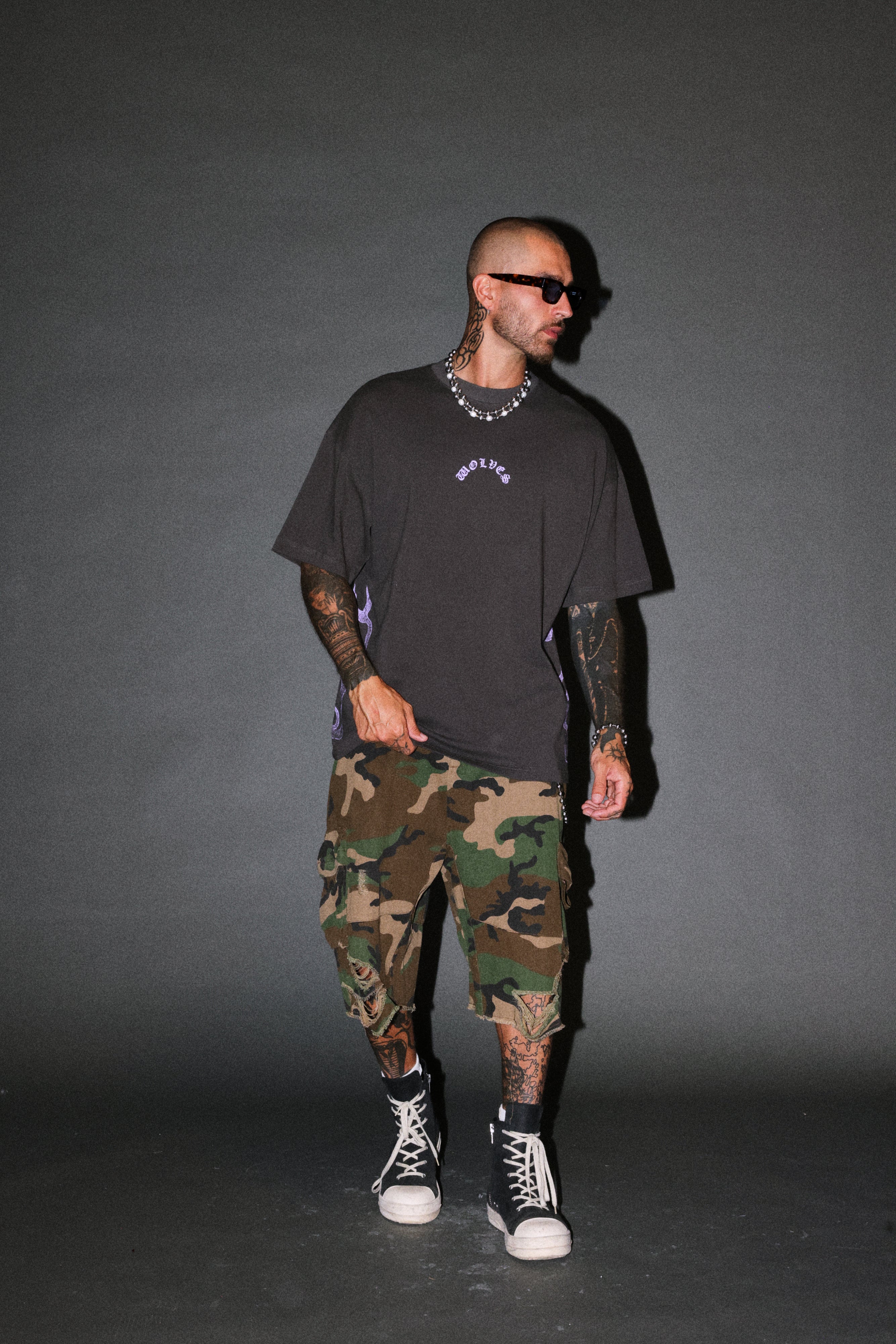 Wolves Never Back Down V2 Premium Oversized Tee in Wolf Gray — imagem 5