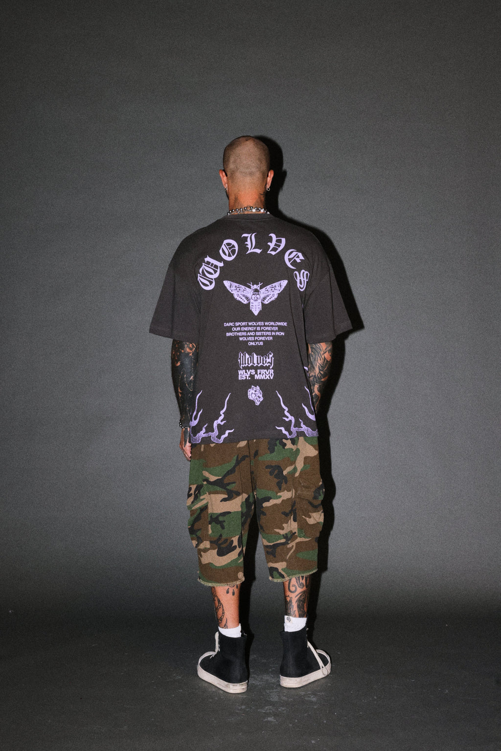 Wolves Never Back Down V2 Premium Oversized Tee in Wolf Gray — imagem 6