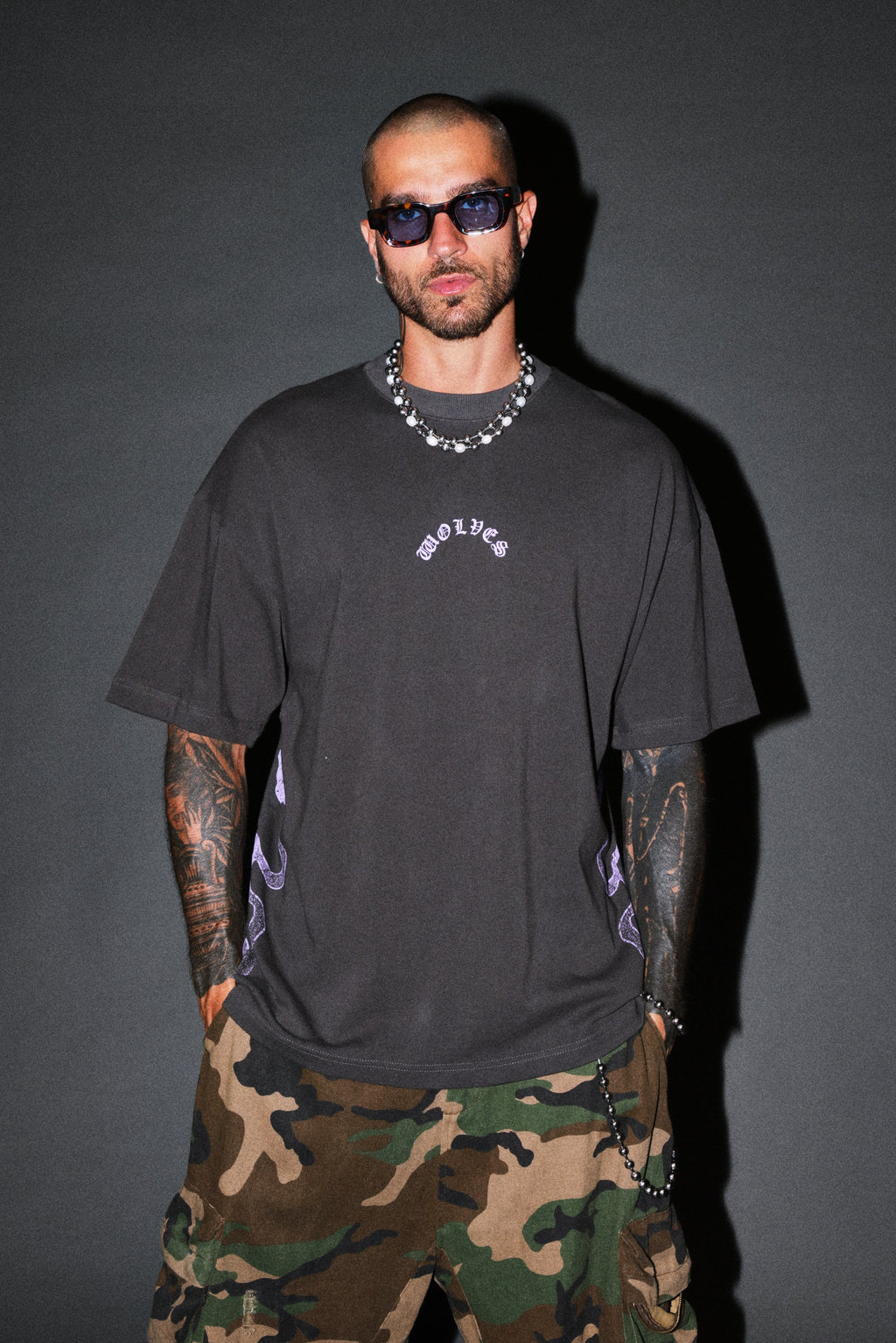 Wolves Never Back Down V2 Premium Oversized Tee in Wolf Gray — imagem 2