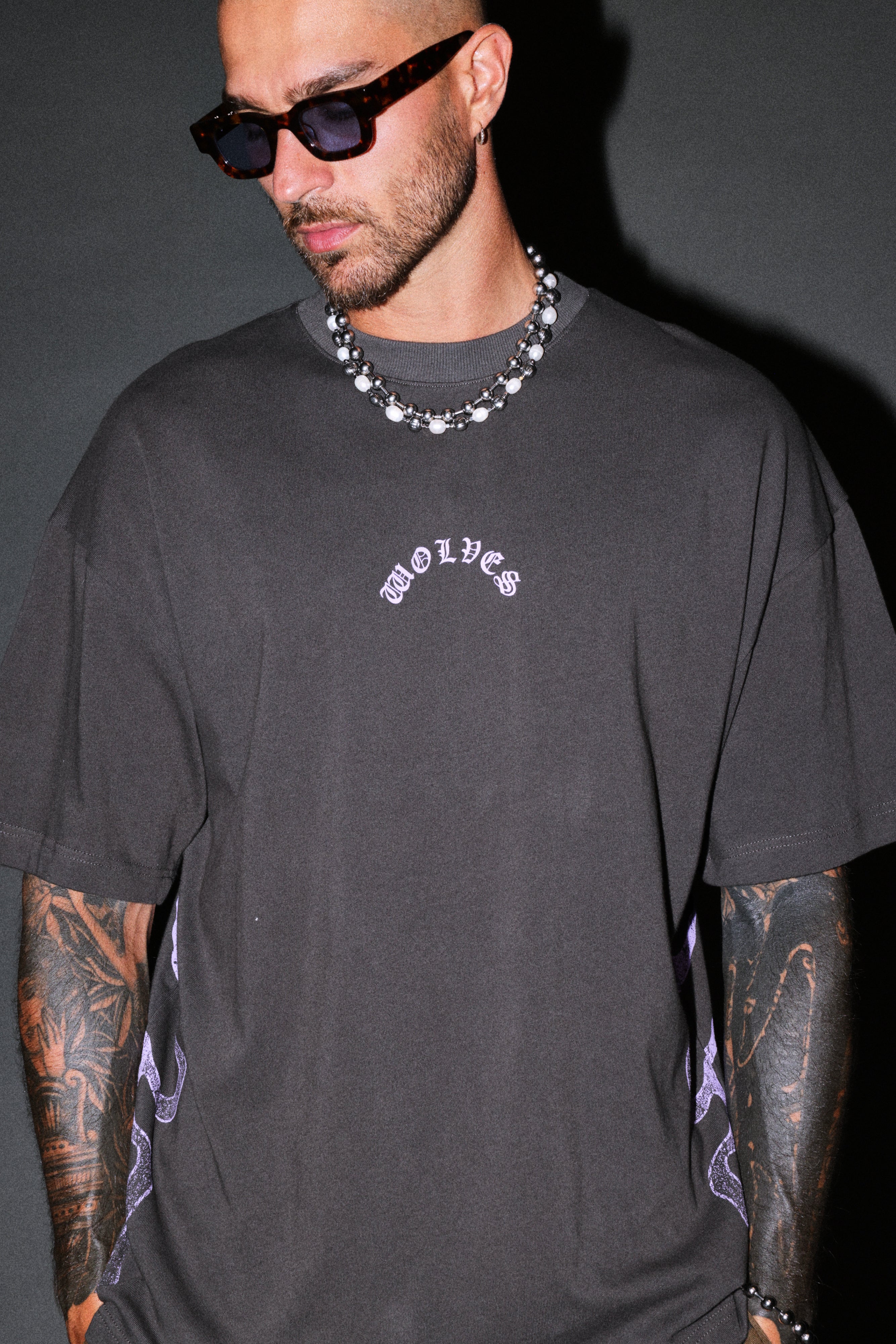 Wolves Never Back Down V2 Premium Oversized Tee in Wolf Gray — imagem 7
