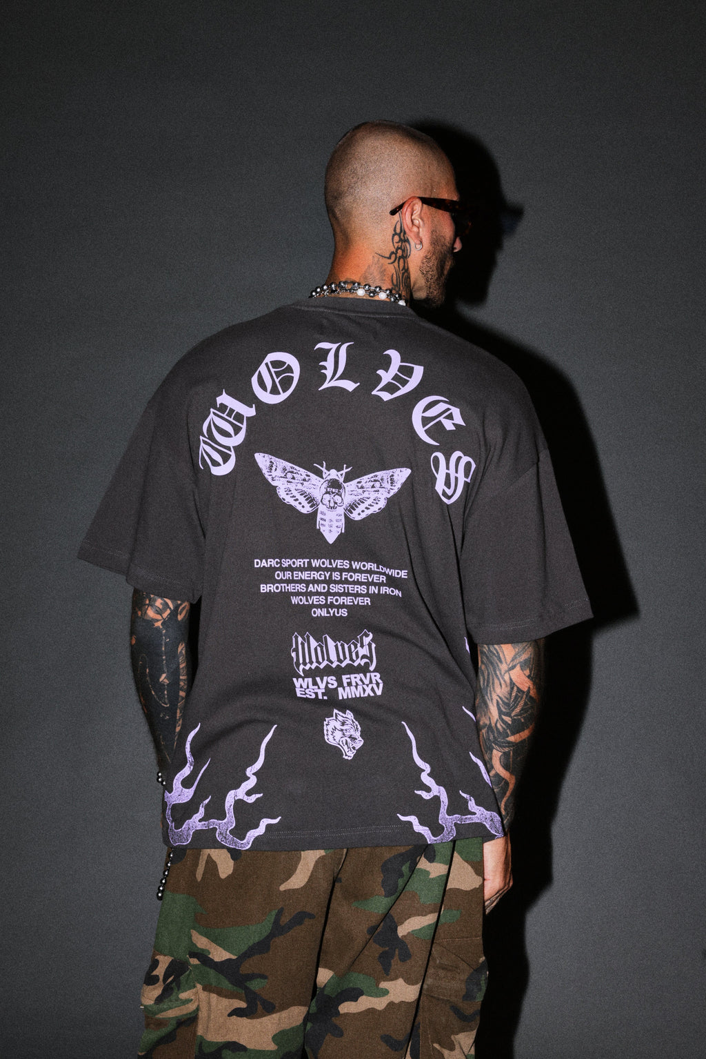 Wolves Never Back Down V2 Premium Oversized Tee in Wolf Gray — imagem 4