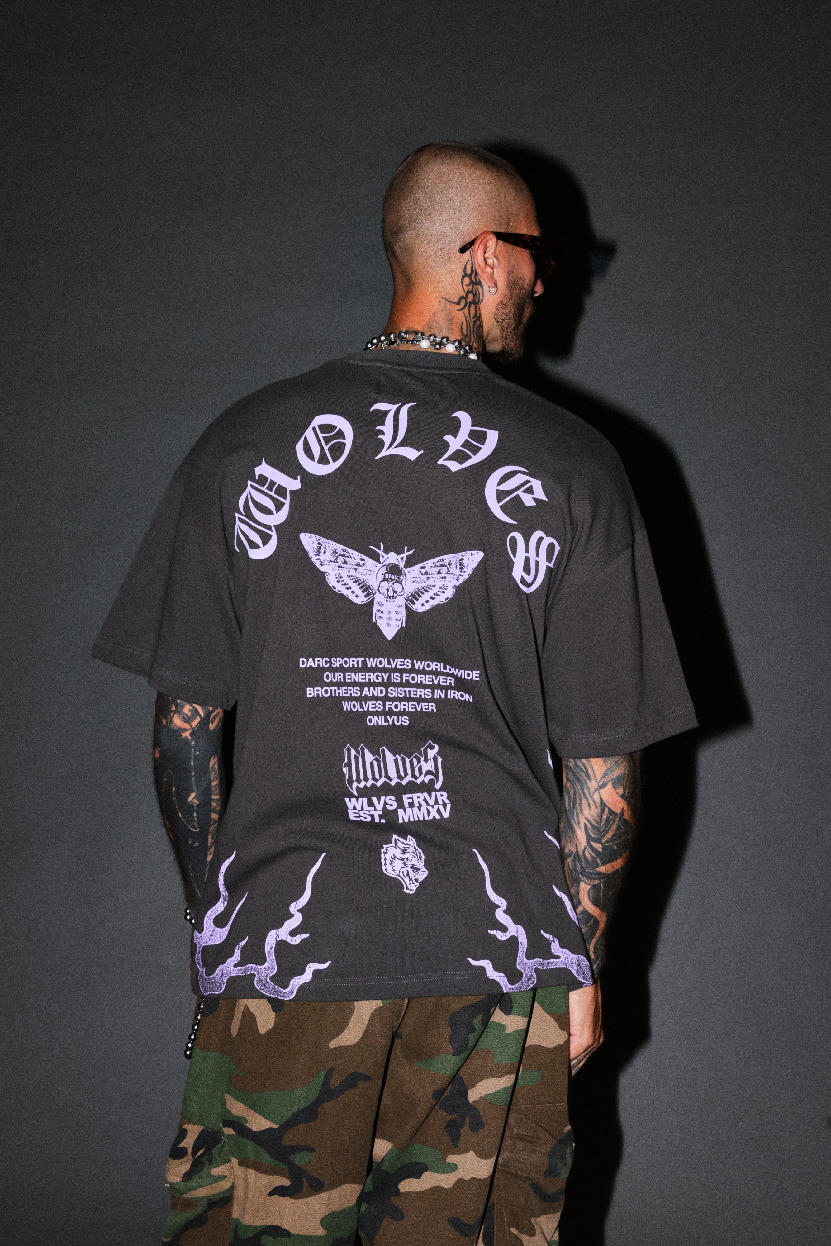 Wolves Never Back Down V2 Premium Oversized Tee in Wolf Gray — imagem 4