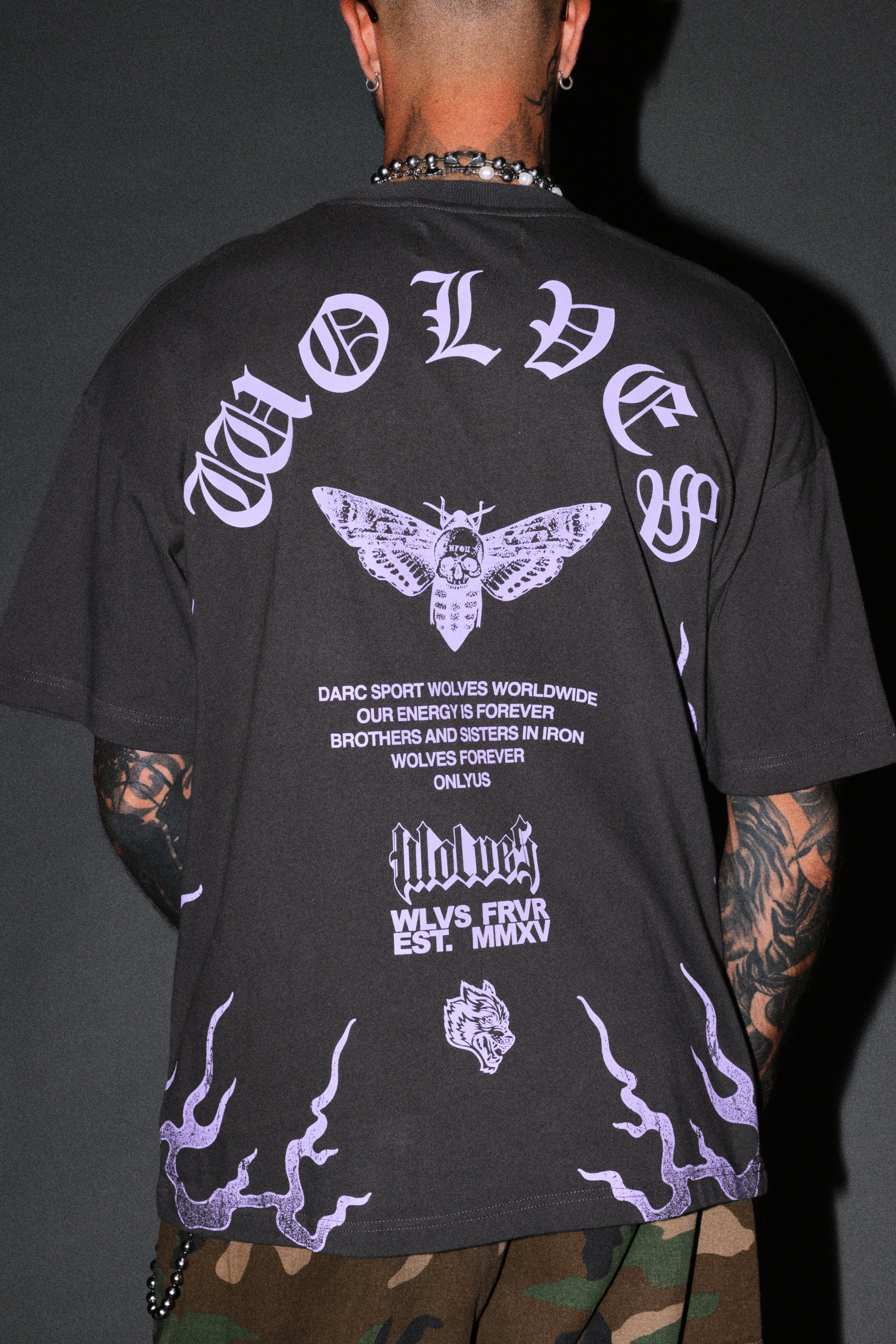 Wolves Never Back Down V2 Premium Oversized Tee in Wolf Gray — imagem 8
