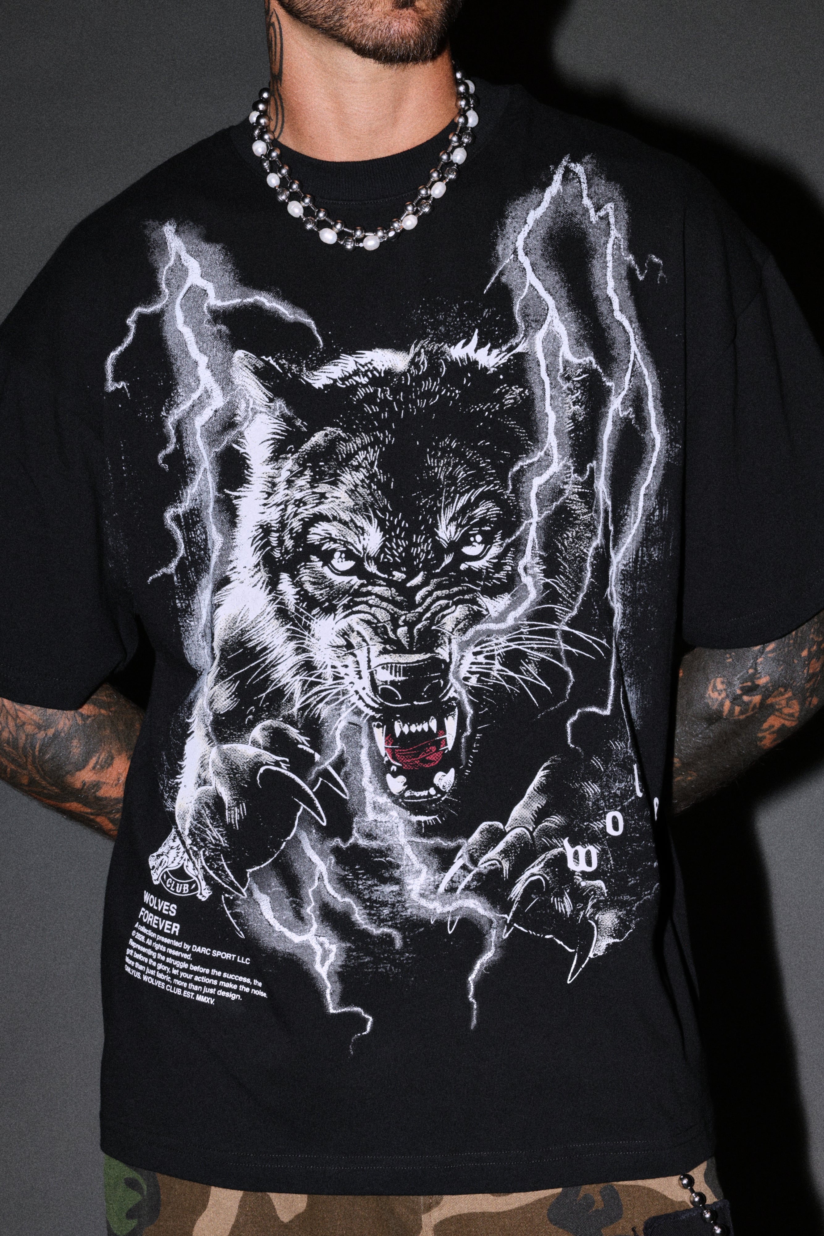 Trust Your Journey Premium Oversized Tee in Black — imagem 7