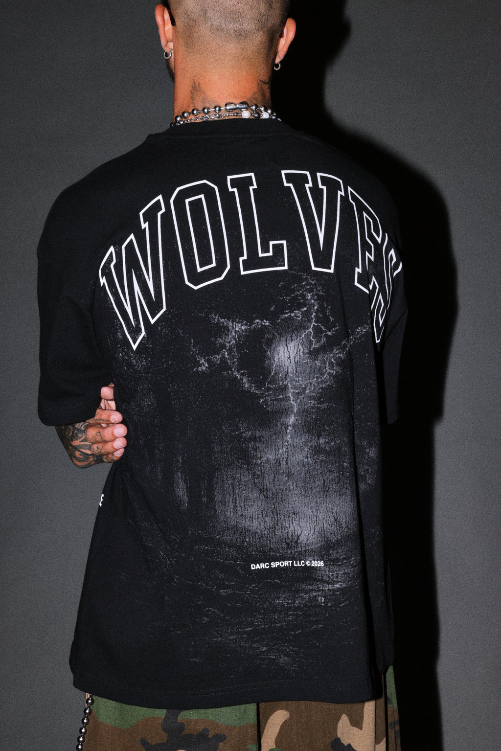 Trust Your Journey Premium Oversized Tee in Black — imagem 8