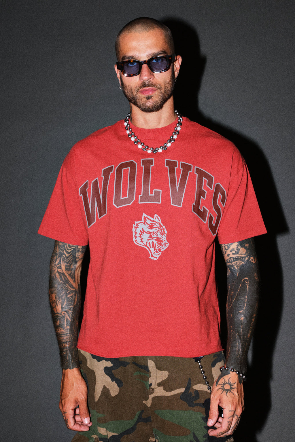 Loyalty Frvr Grunge Mid Length Raw Hem Tee in Roman Red — imagem 2