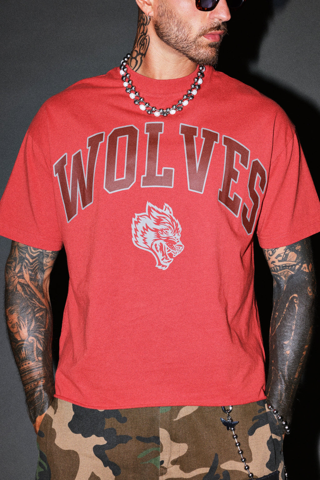 Loyalty Frvr Grunge Mid Length Raw Hem Tee in Roman Red — imagem 4