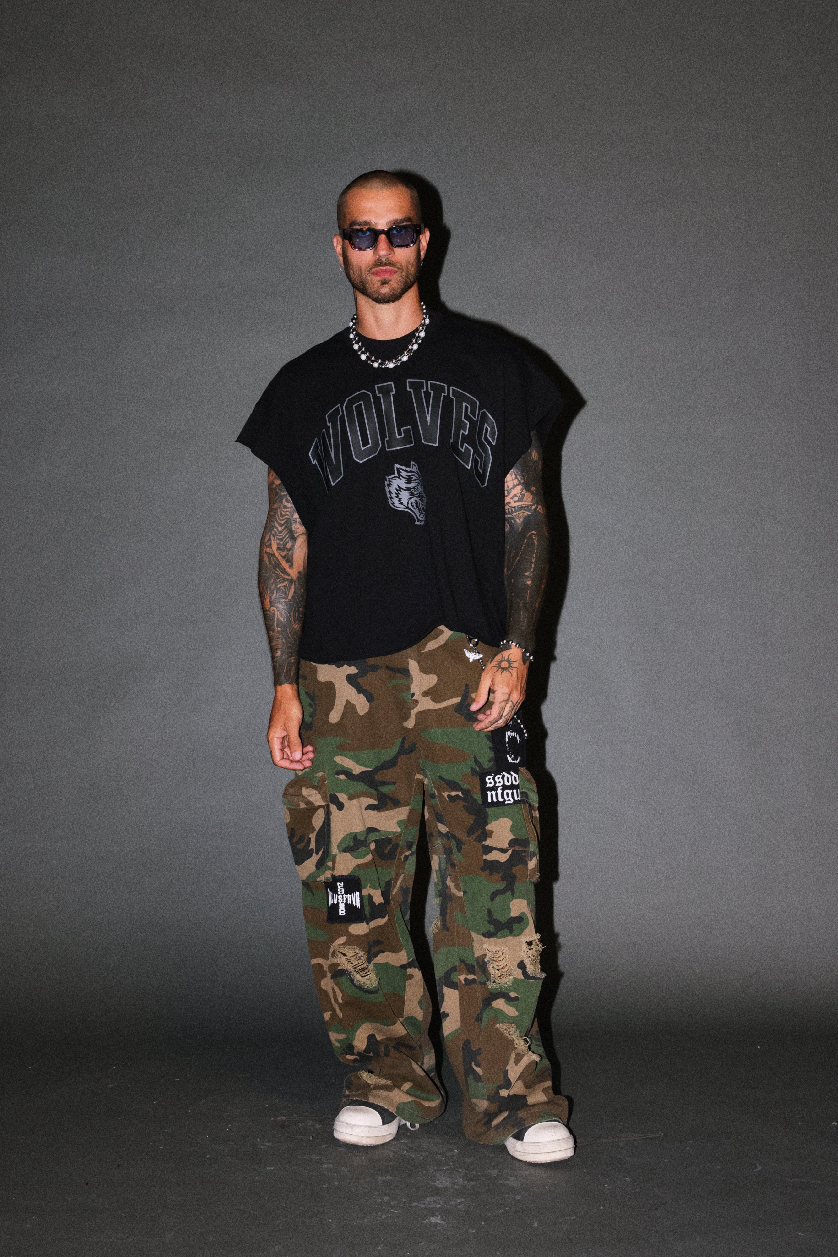 Loyalty Frvr Grunge Cut-Off Tee in Black — imagem 4