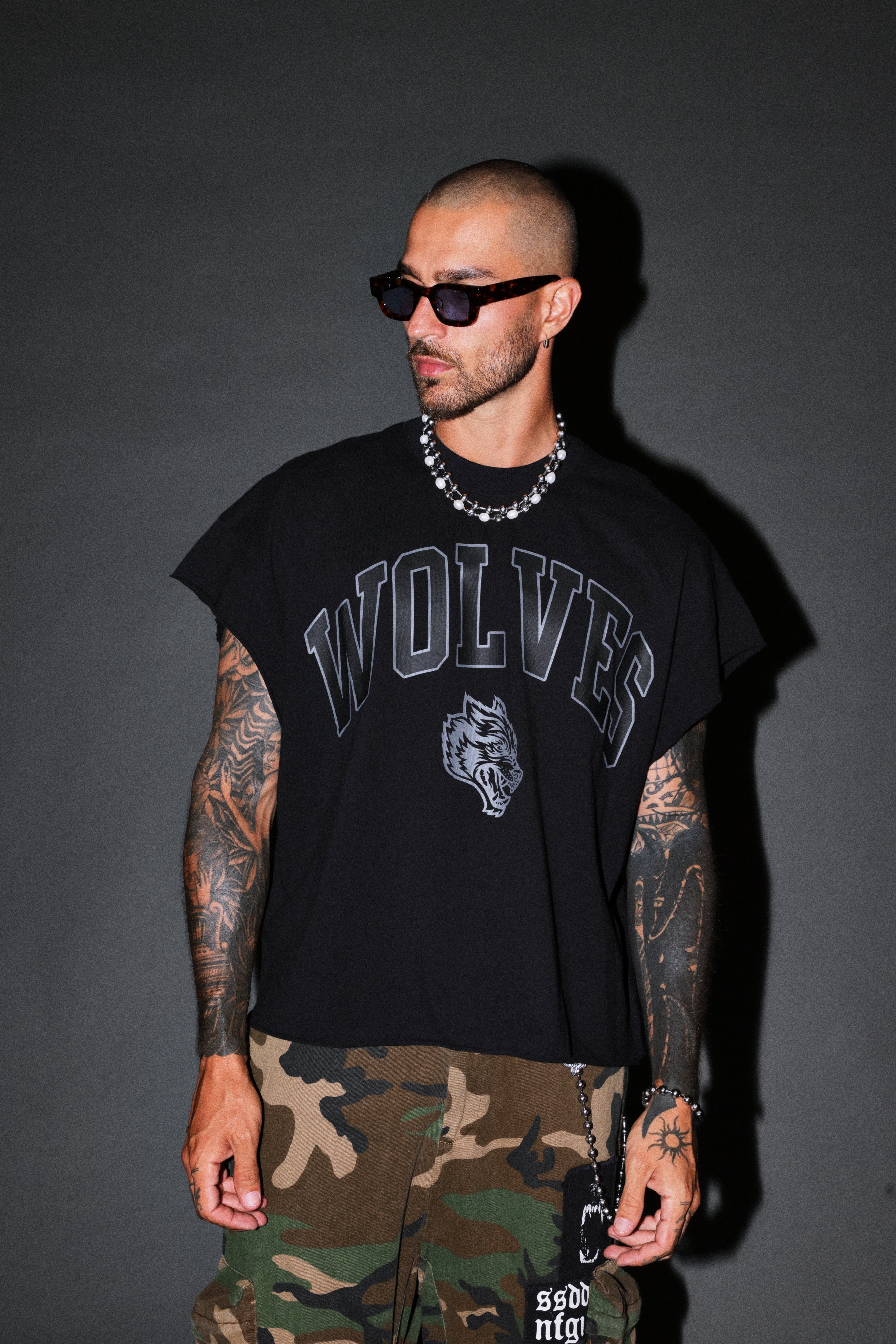 Loyalty Frvr Grunge Cut-Off Tee in Black — imagem 2