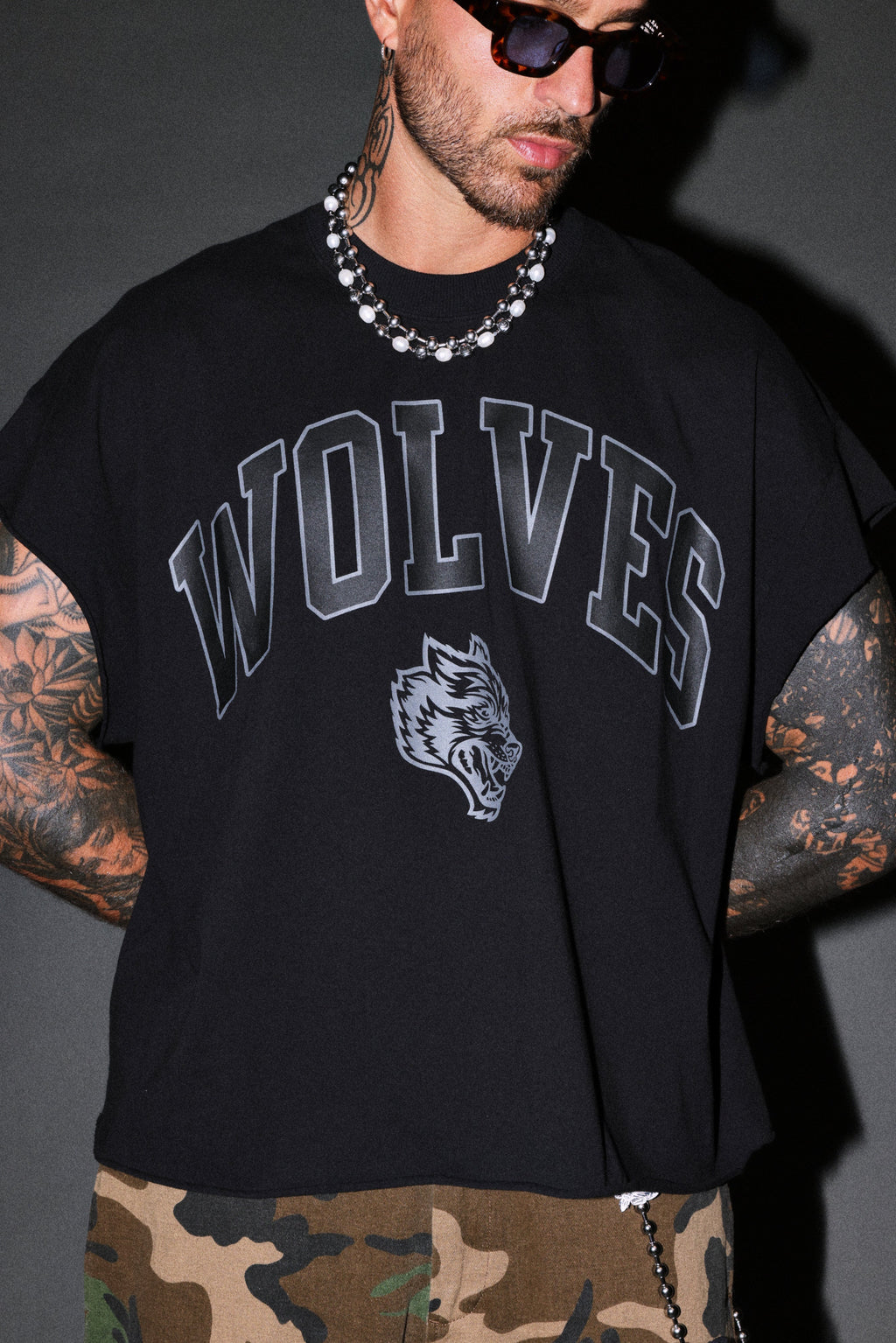 Loyalty Frvr Grunge Cut-Off Tee in Black — imagem 5