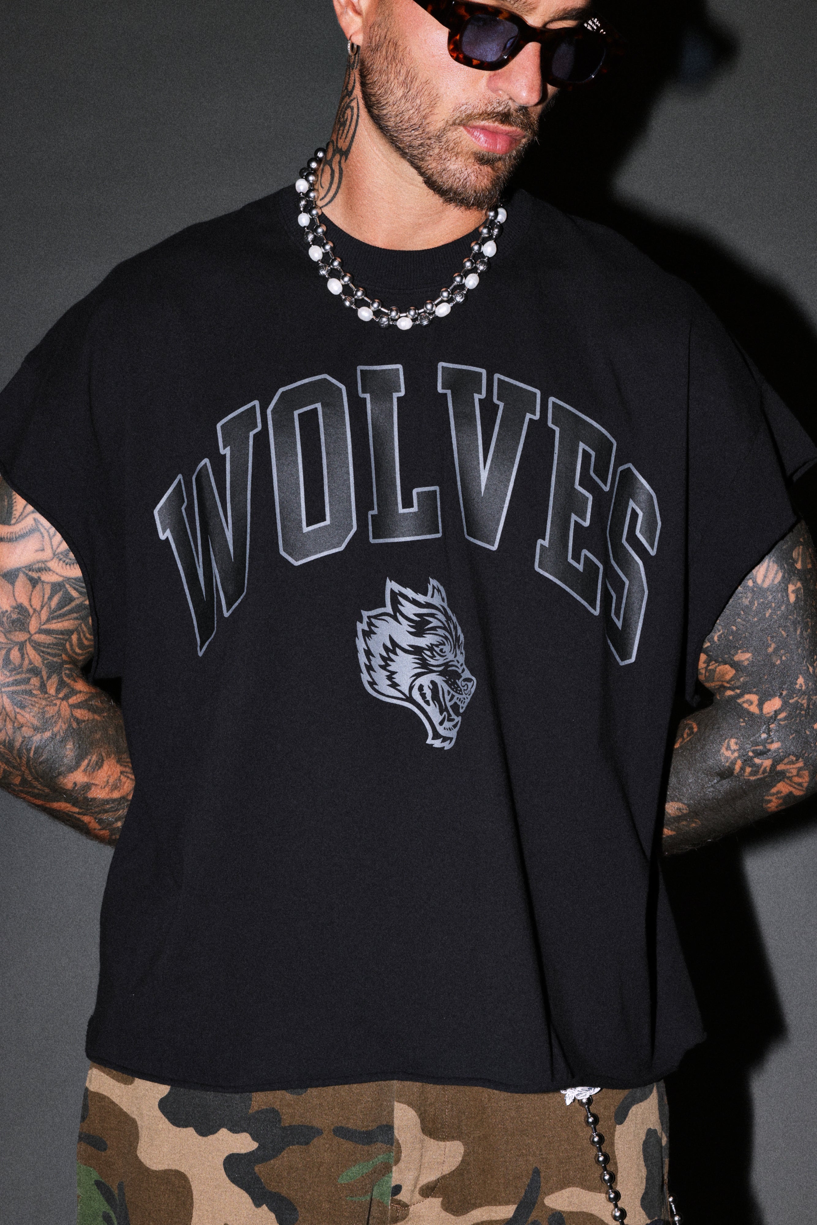 Loyalty Frvr Grunge Cut-Off Tee in Black — imagem 5