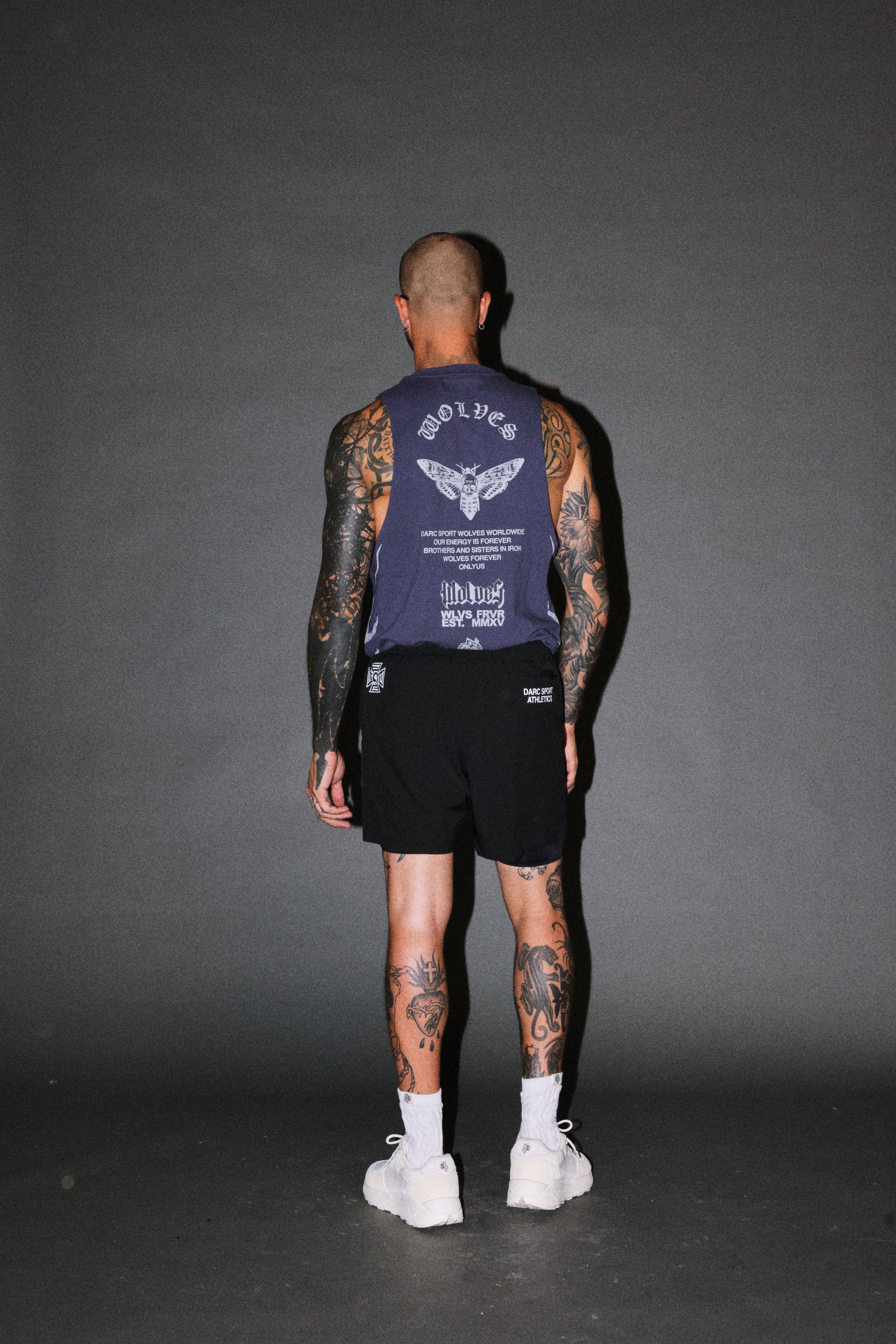 Wolves Never Back Down V2 Tommy Muscle Tee in Storm Blue — imagem 6