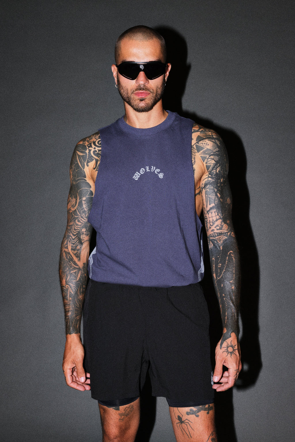 Wolves Never Back Down V2 Tommy Muscle Tee in Storm Blue — imagem 2