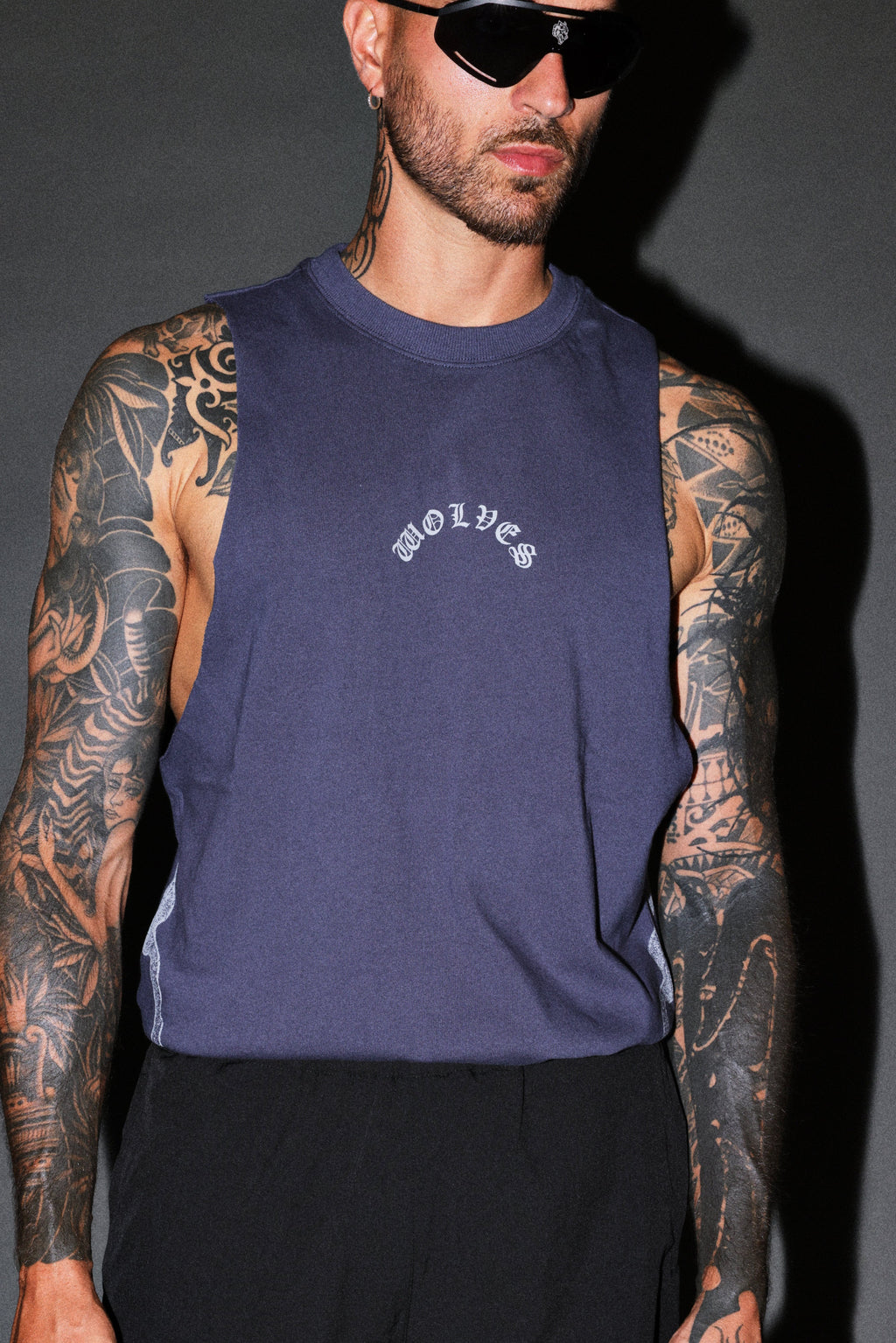 Wolves Never Back Down V2 Tommy Muscle Tee in Storm Blue — imagem 7