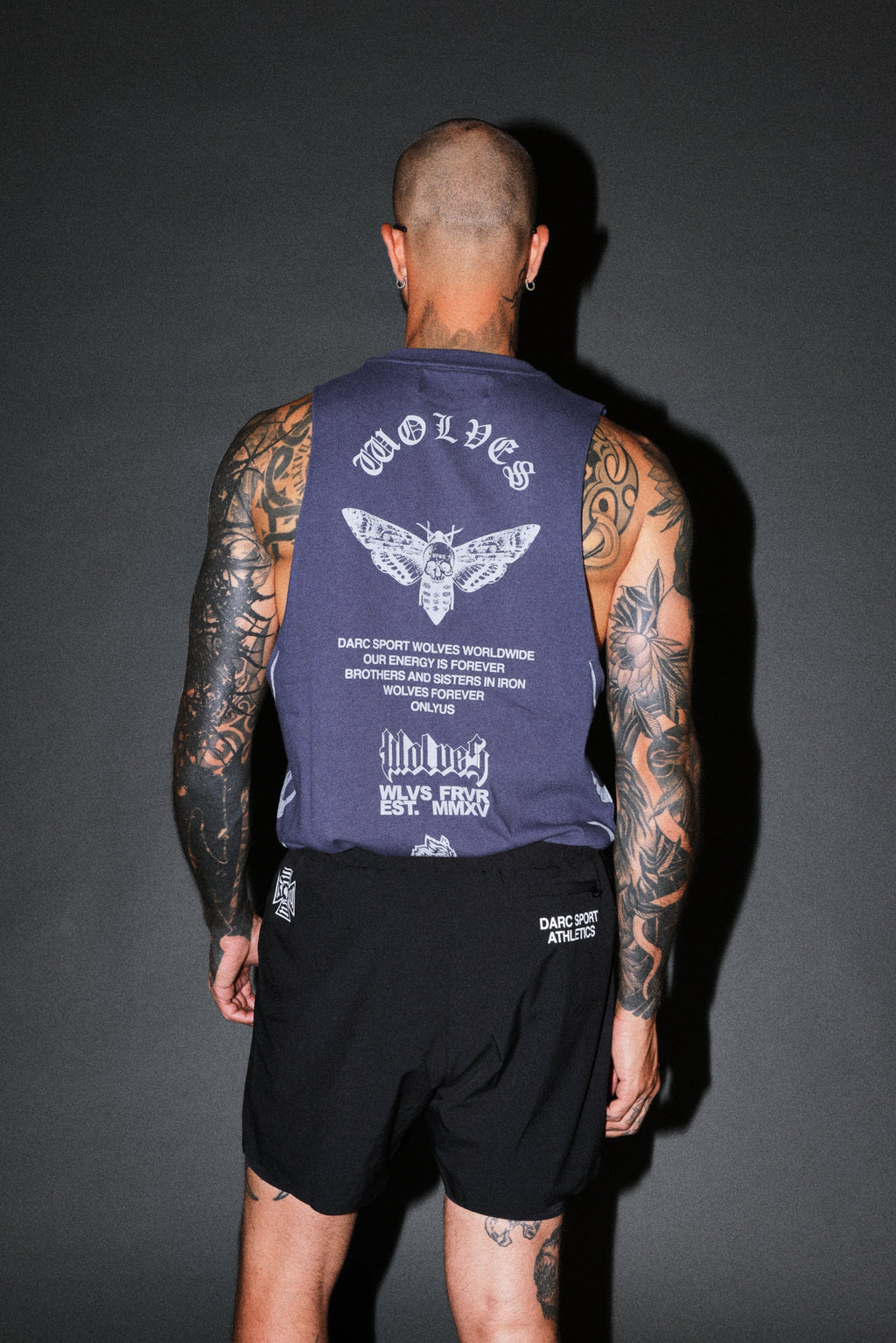 Wolves Never Back Down V2 Tommy Muscle Tee in Storm Blue — imagem 4