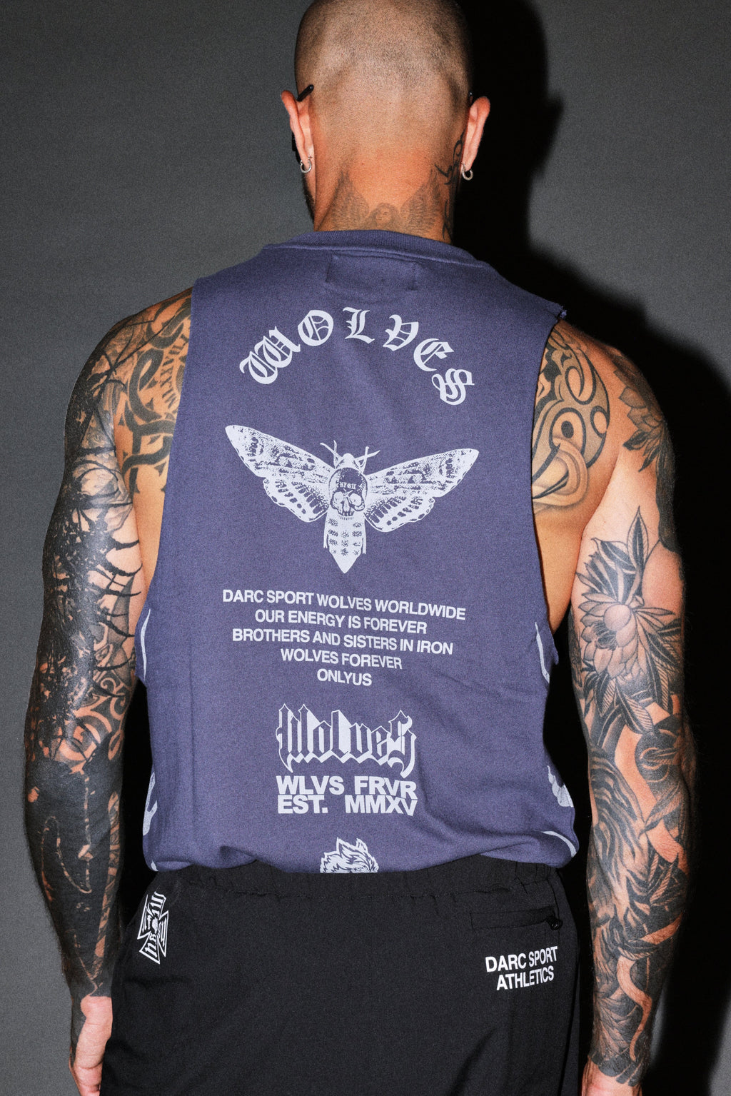 Wolves Never Back Down V2 Tommy Muscle Tee in Storm Blue — imagem 8