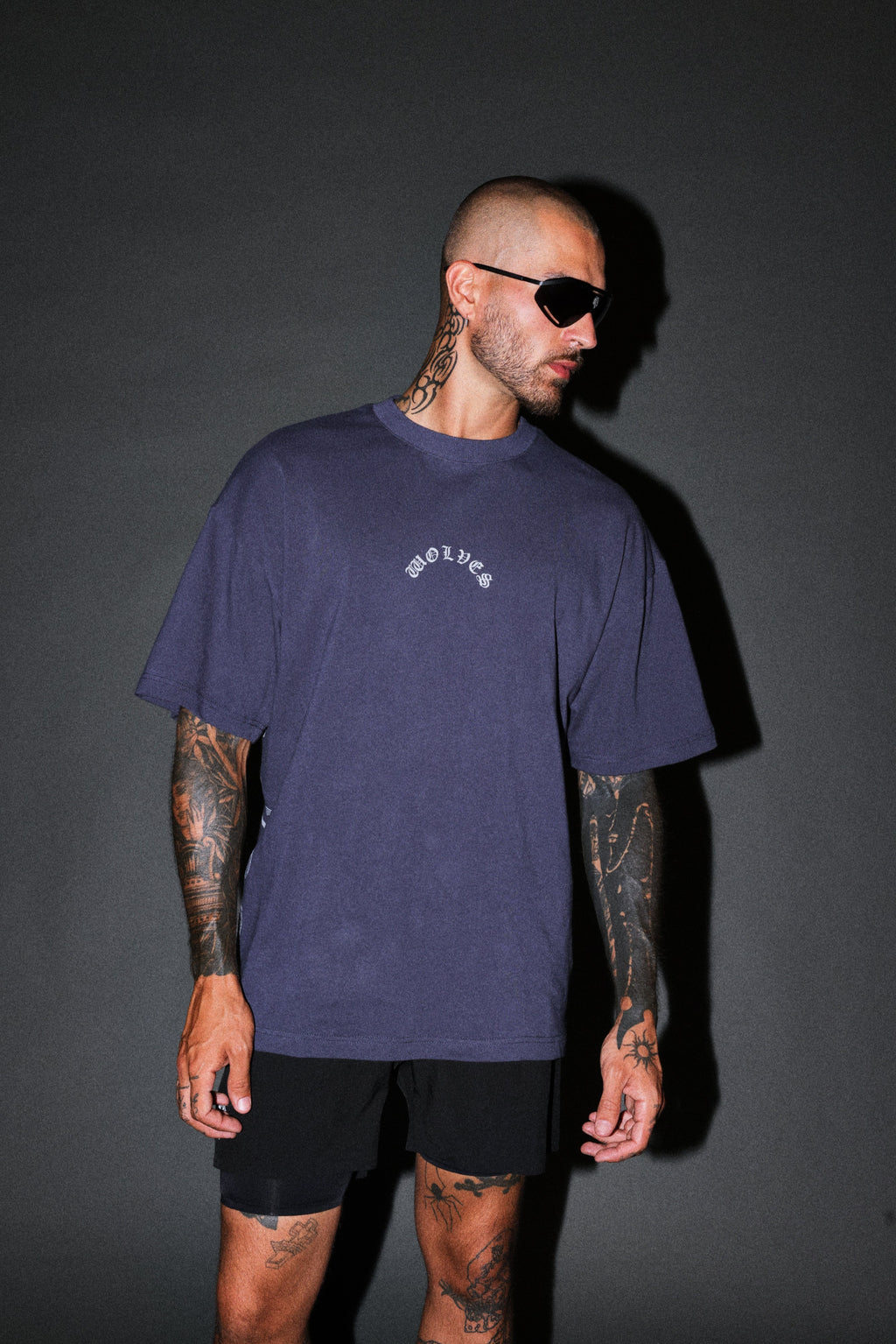 Wolves Never Back Down V2 Premium Oversized Tee in Storm Blue — imagem 2
