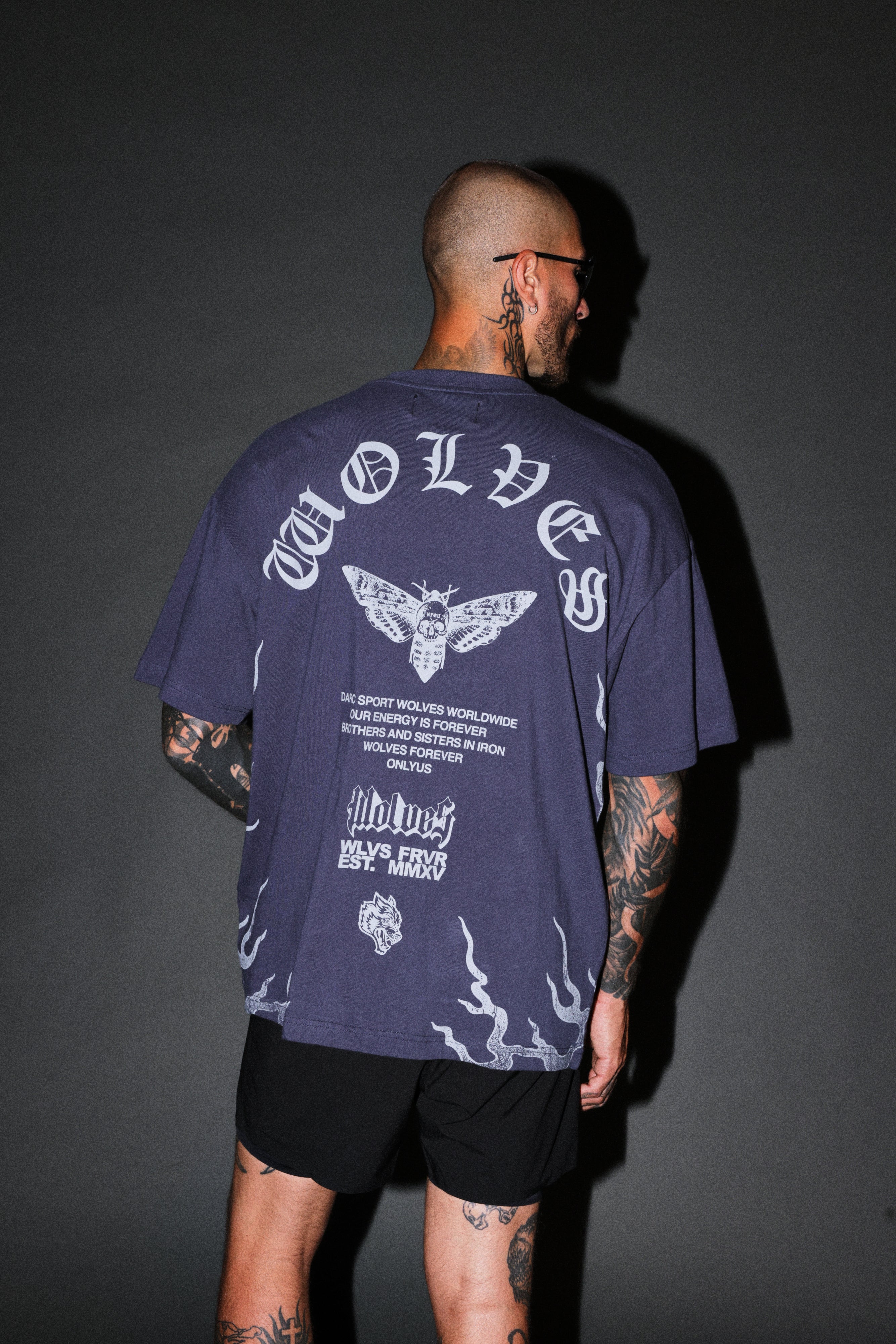 Wolves Never Back Down V2 Premium Oversized Tee in Storm Blue — imagem 4