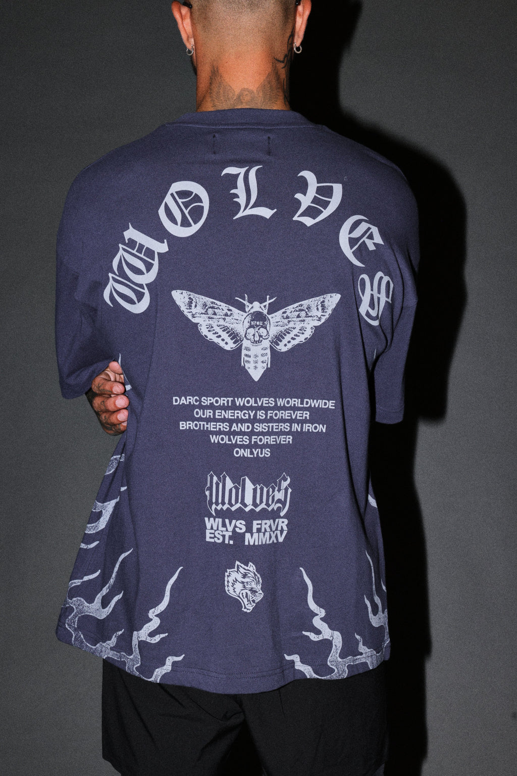 Wolves Never Back Down V2 Premium Oversized Tee in Storm Blue — imagem 8