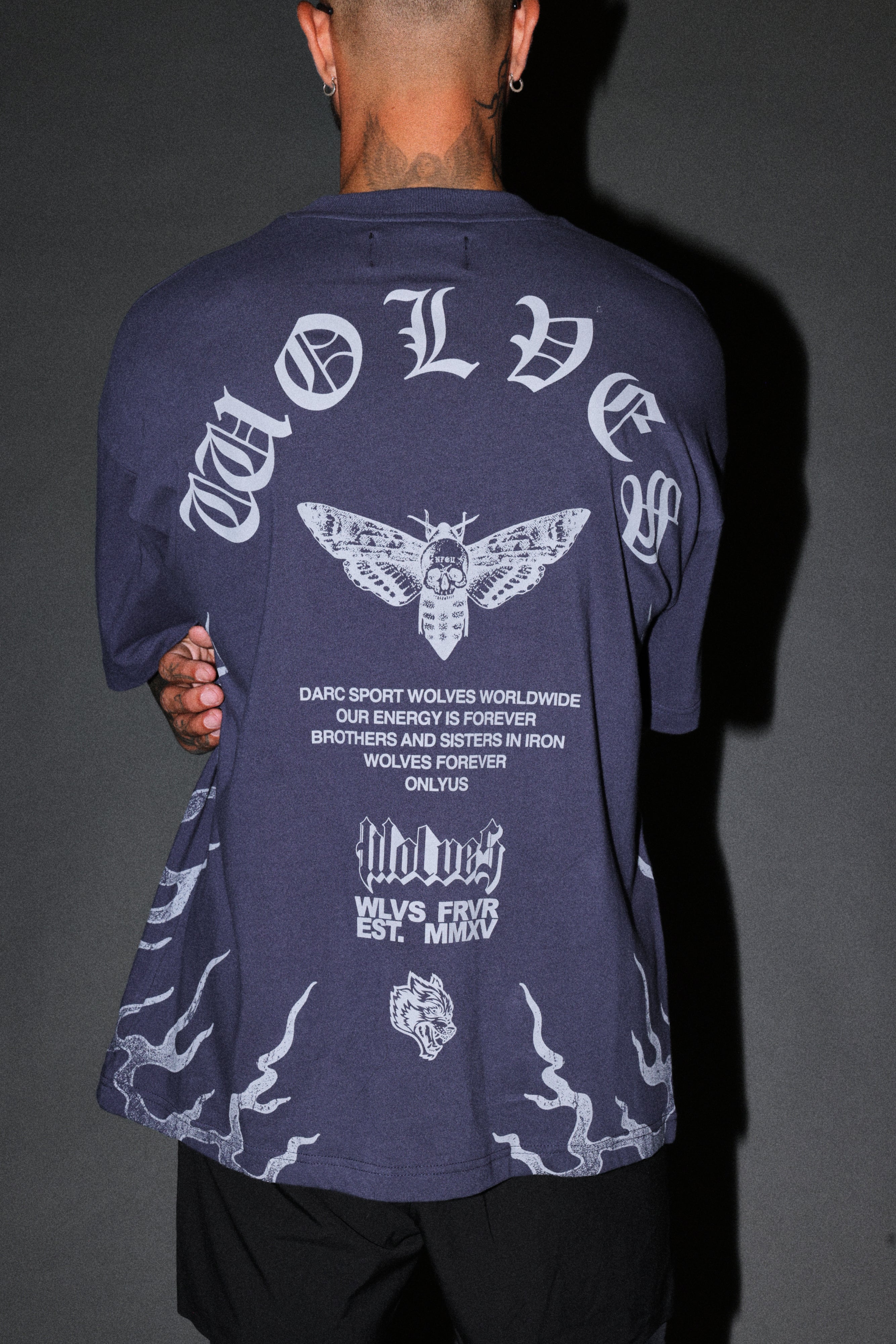 Wolves Never Back Down V2 Premium Oversized Tee in Storm Blue — imagem 8