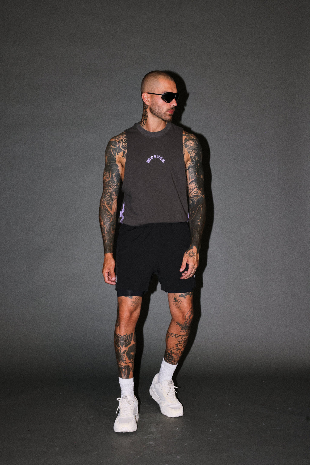 Wolves Never Back Down V2 Tommy Muscle Tee in Wolf Gray — imagem 5