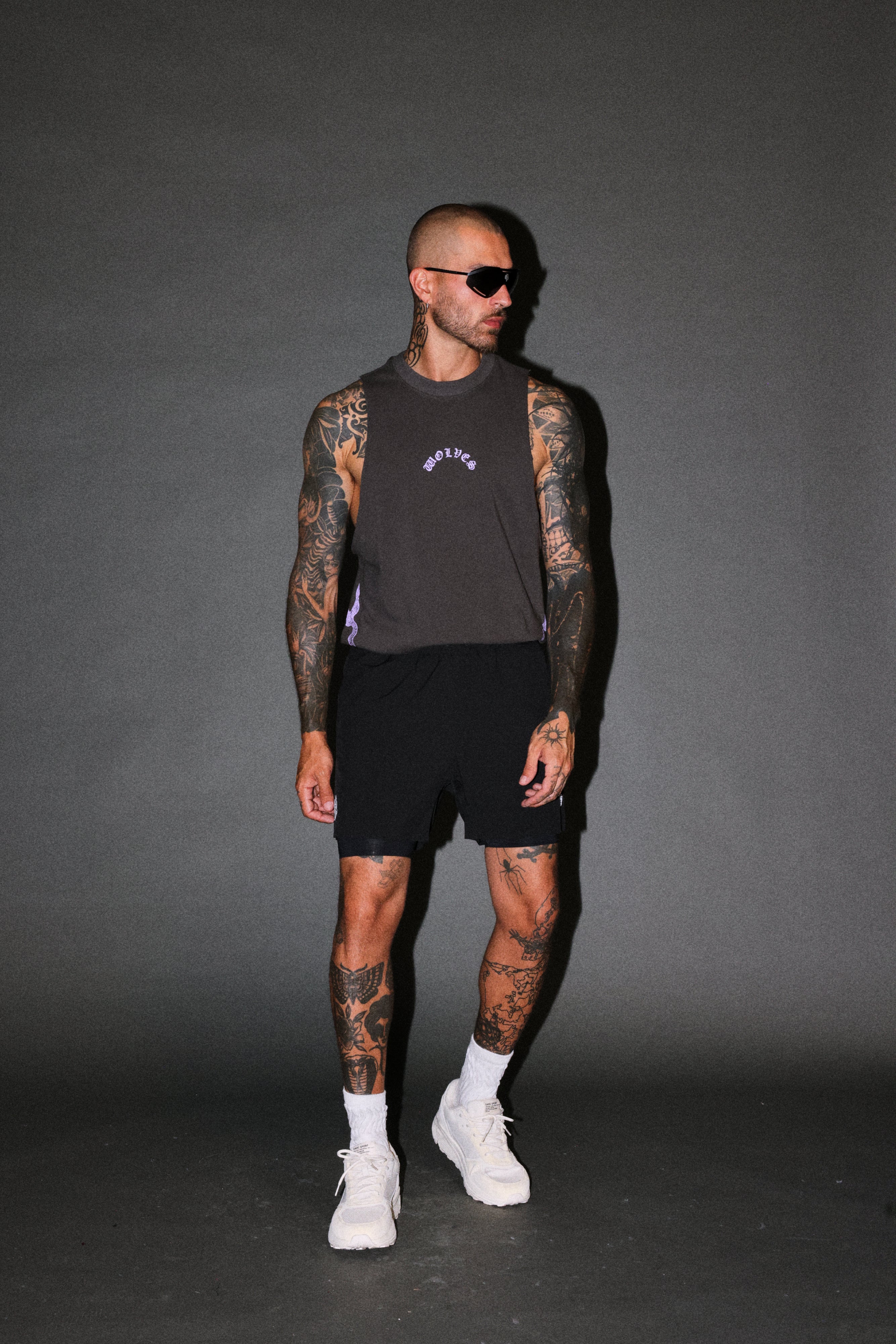 Wolves Never Back Down V2 Tommy Muscle Tee in Wolf Gray — imagem 5