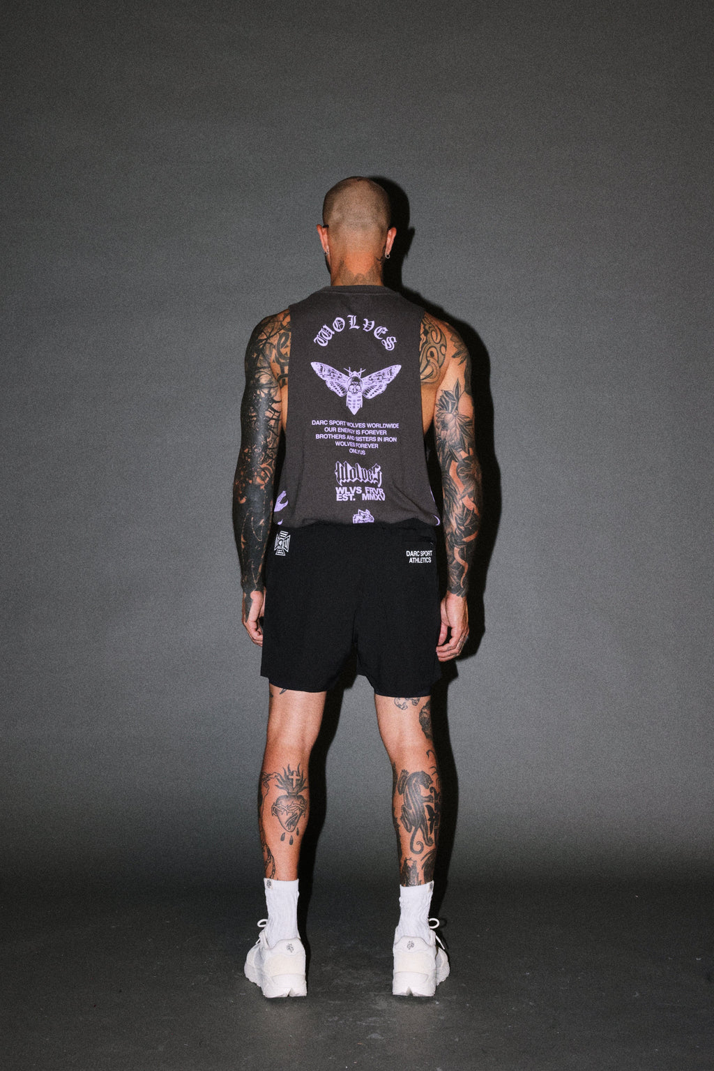 Wolves Never Back Down V2 Tommy Muscle Tee in Wolf Gray — imagem 6