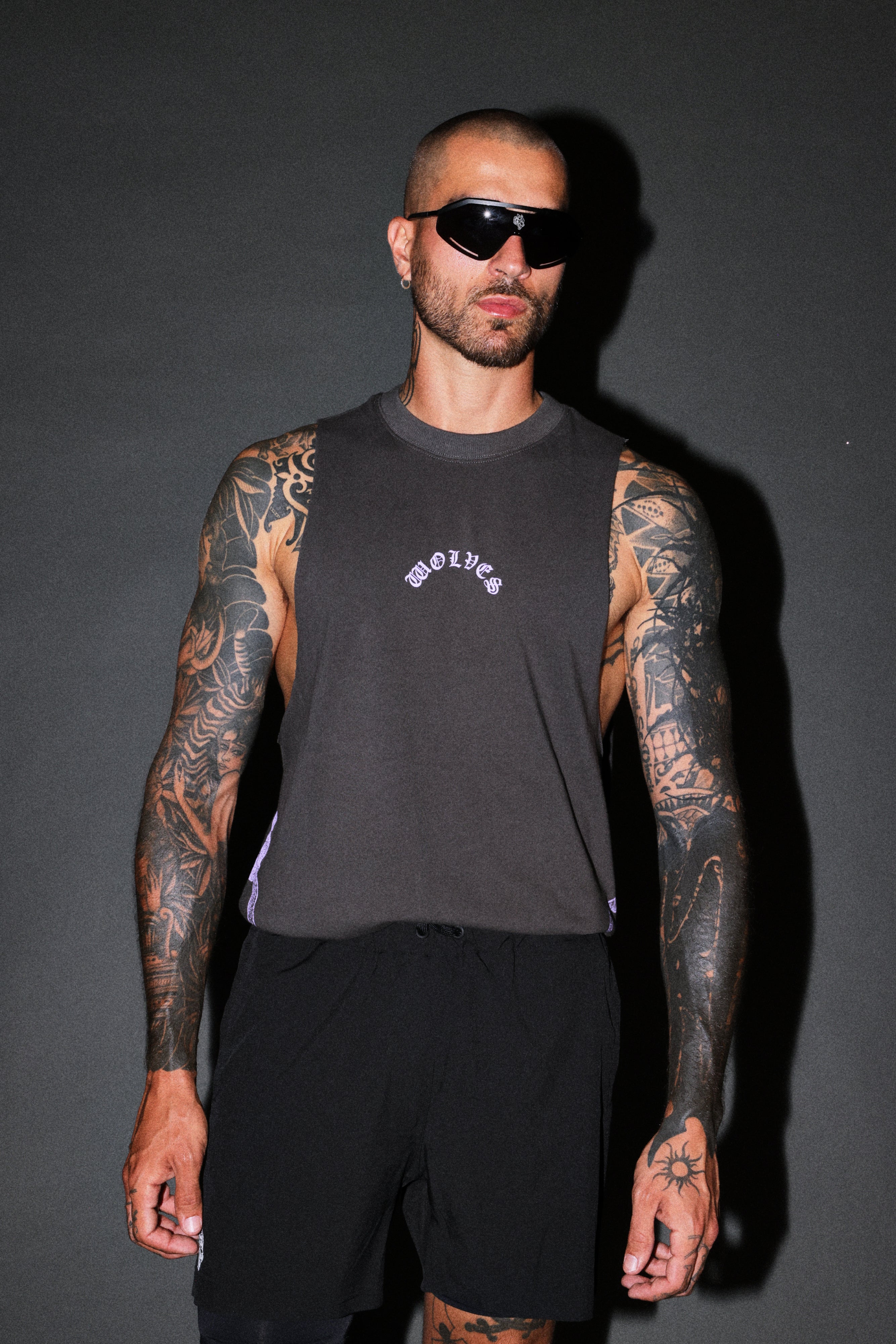 Wolves Never Back Down V2 Tommy Muscle Tee in Wolf Gray — imagem 2