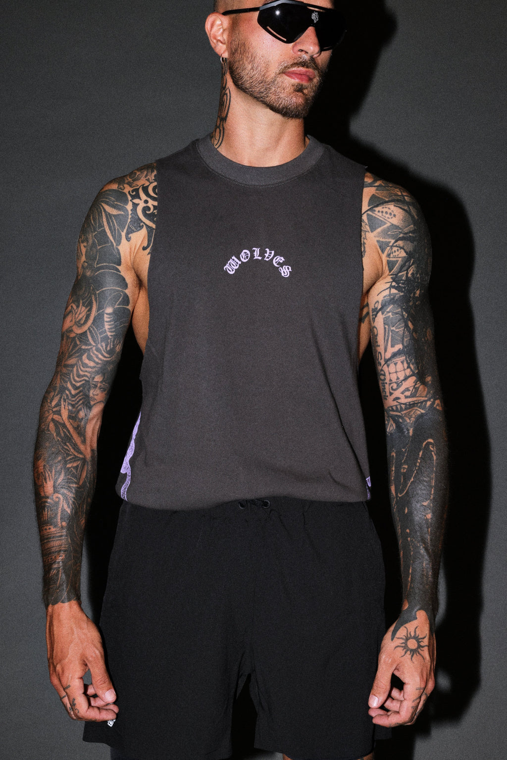 Wolves Never Back Down V2 Tommy Muscle Tee in Wolf Gray — imagem 7