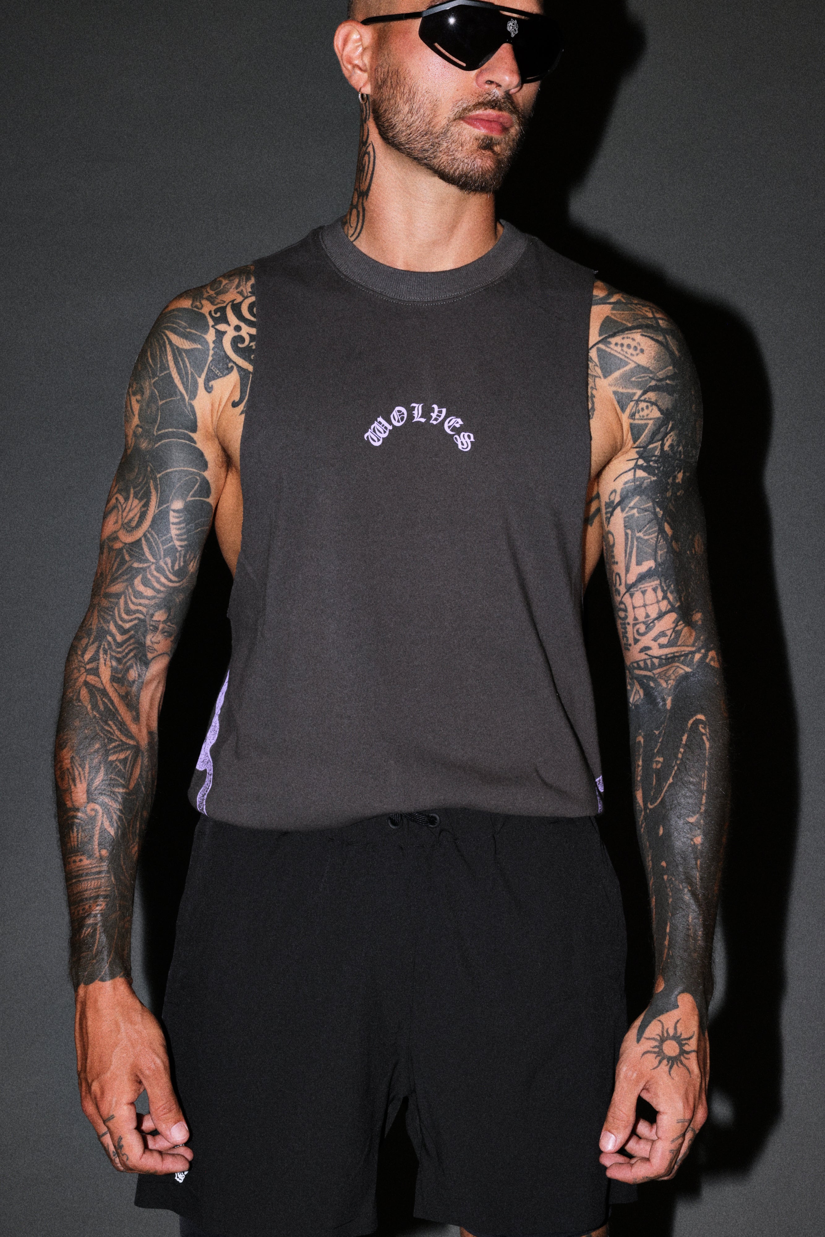 Wolves Never Back Down V2 Tommy Muscle Tee in Wolf Gray — imagem 7