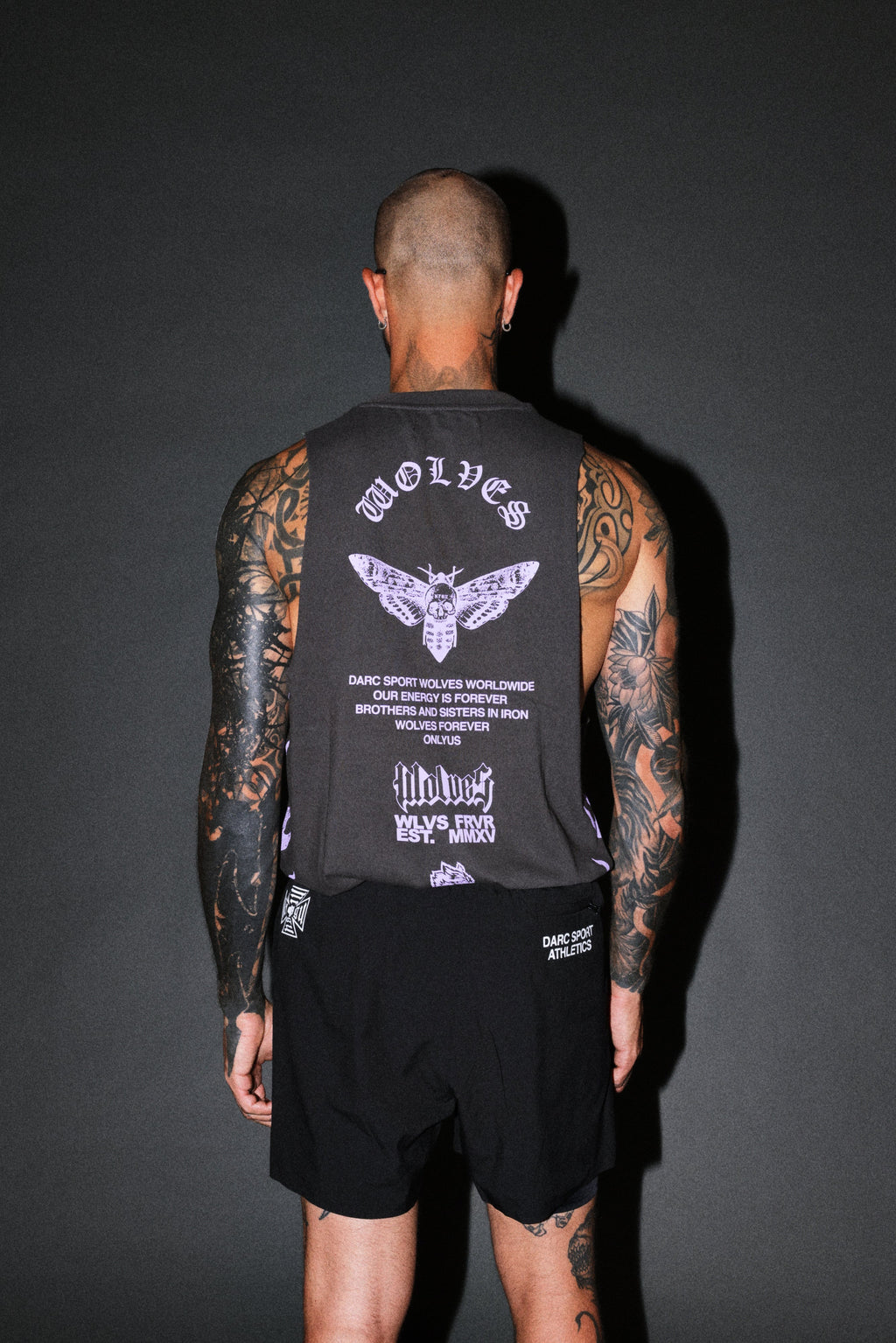 Wolves Never Back Down V2 Tommy Muscle Tee in Wolf Gray — imagem 4