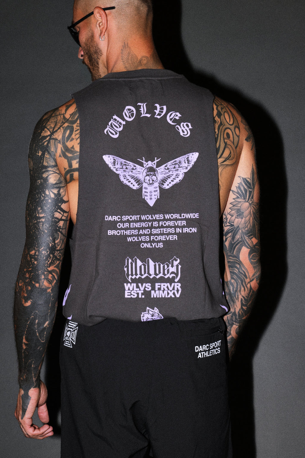 Wolves Never Back Down V2 Tommy Muscle Tee in Wolf Gray — imagem 8