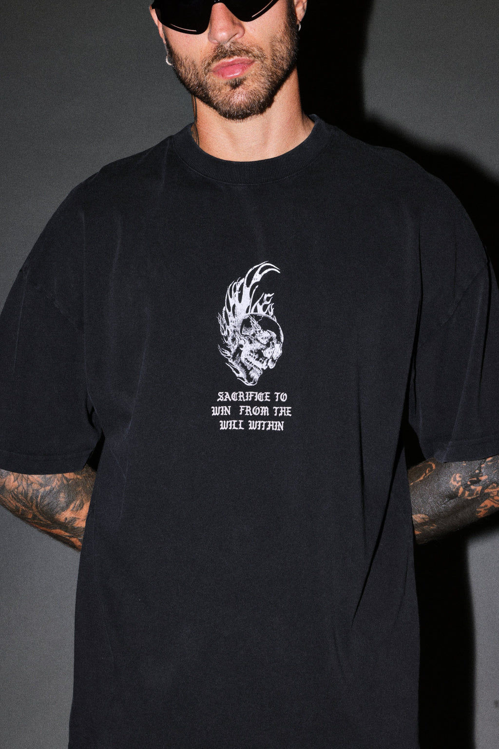 Flame Skull Premium Oversized Tee in Black — imagem 7