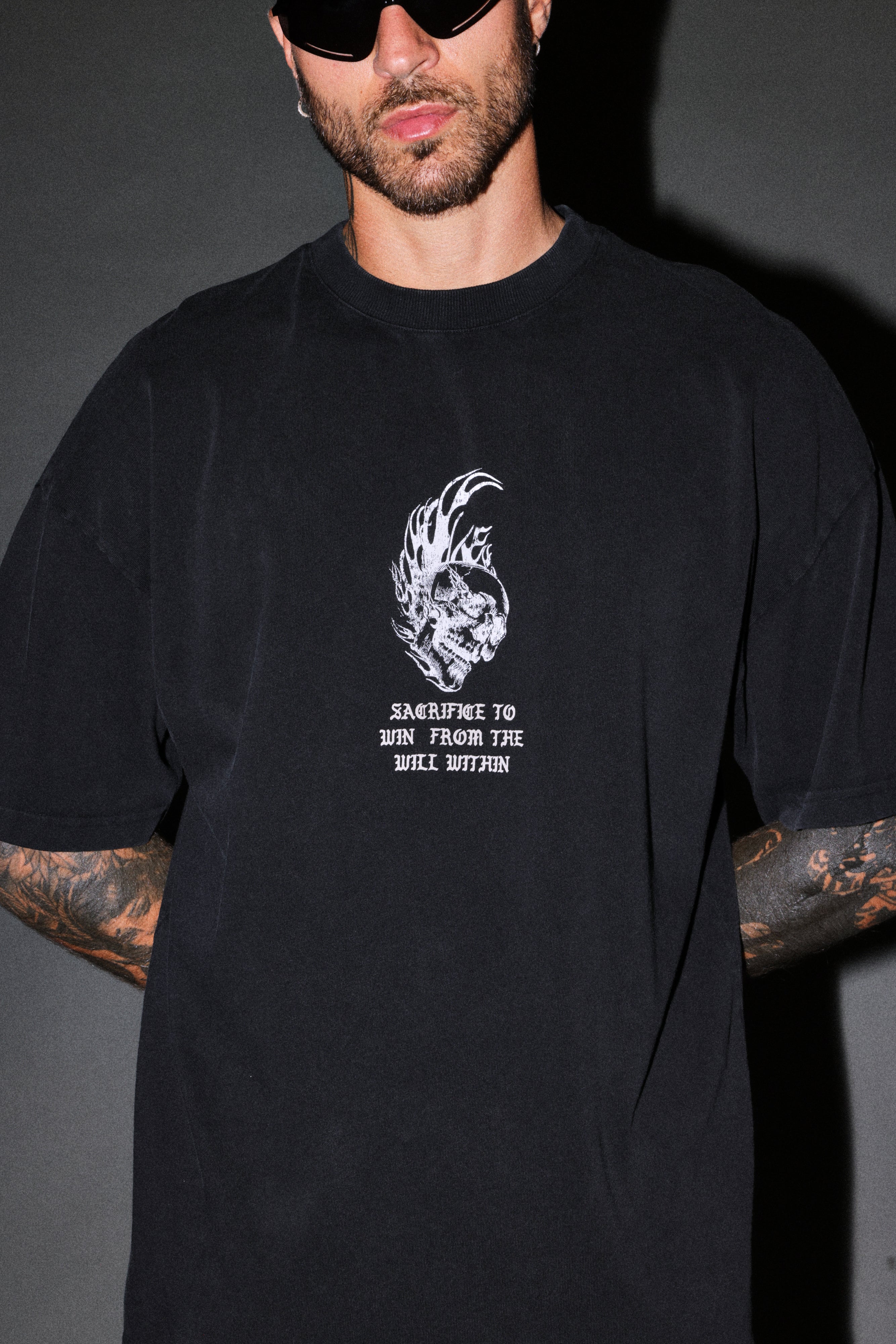 Flame Skull Premium Oversized Tee in Black — imagem 7
